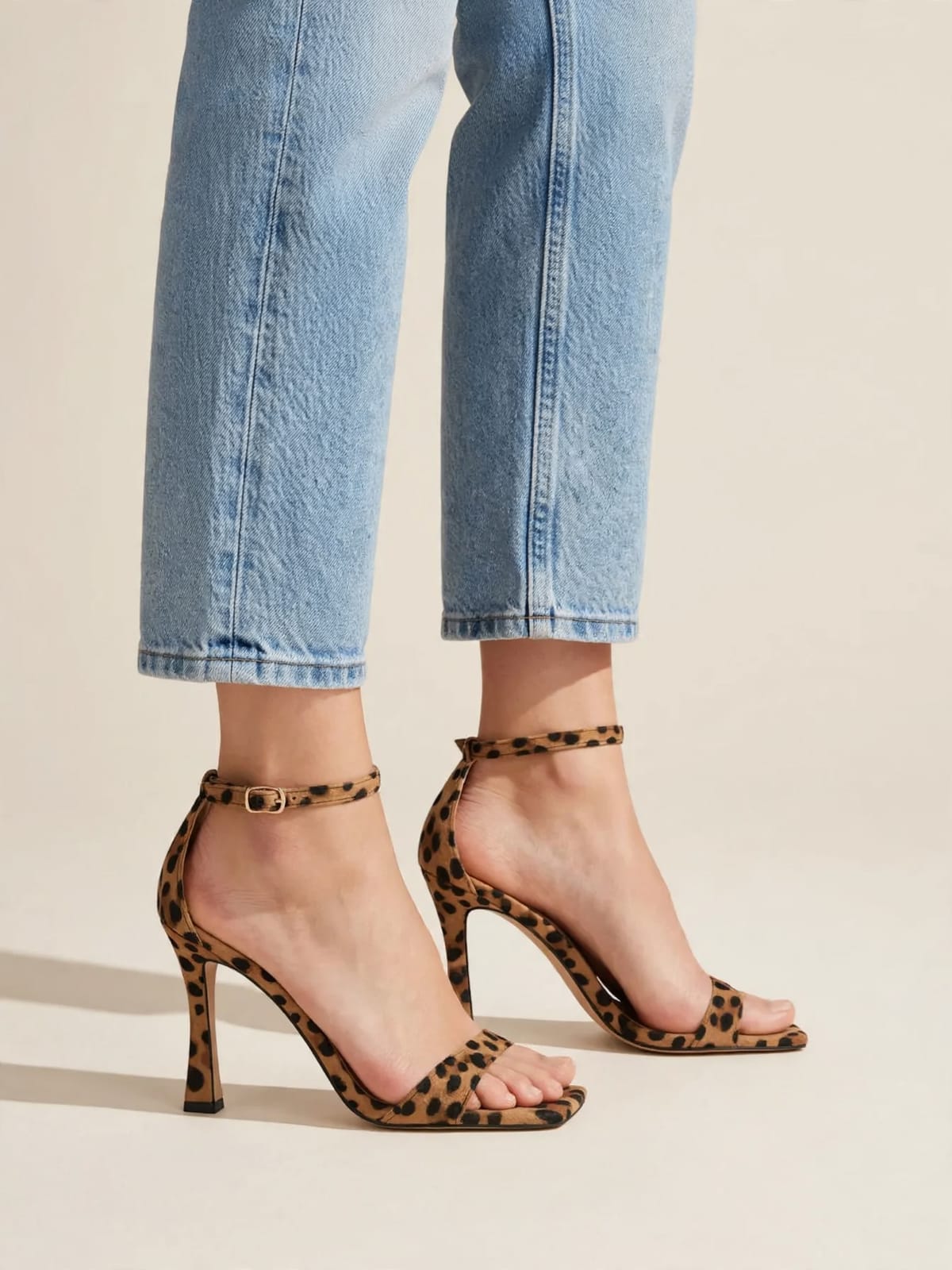 Evalisse – luipaardsandalen met hak – Gedragen zijkant