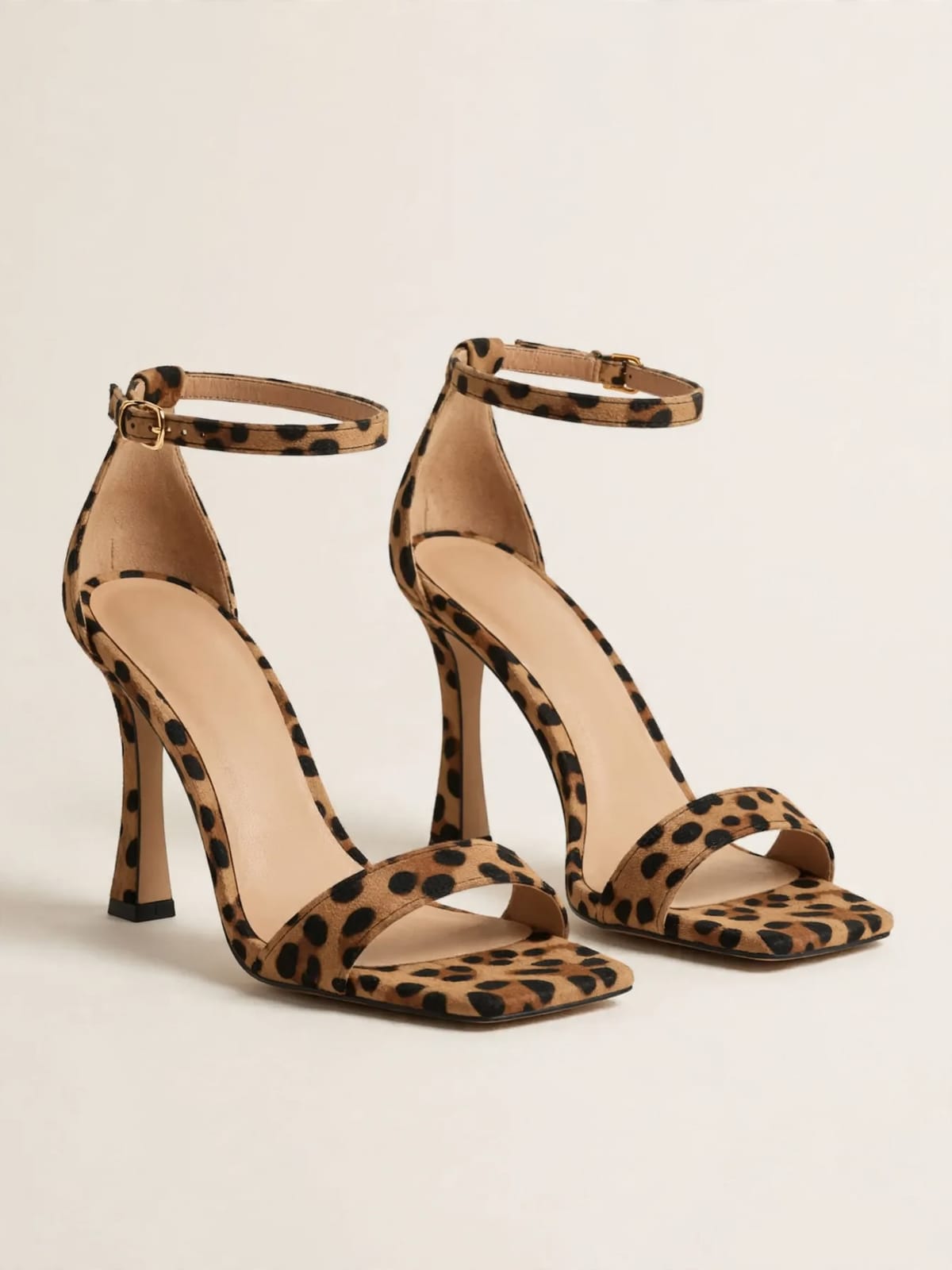 Evalisse – luipaardsandalen met hak – Productfoto driekwart