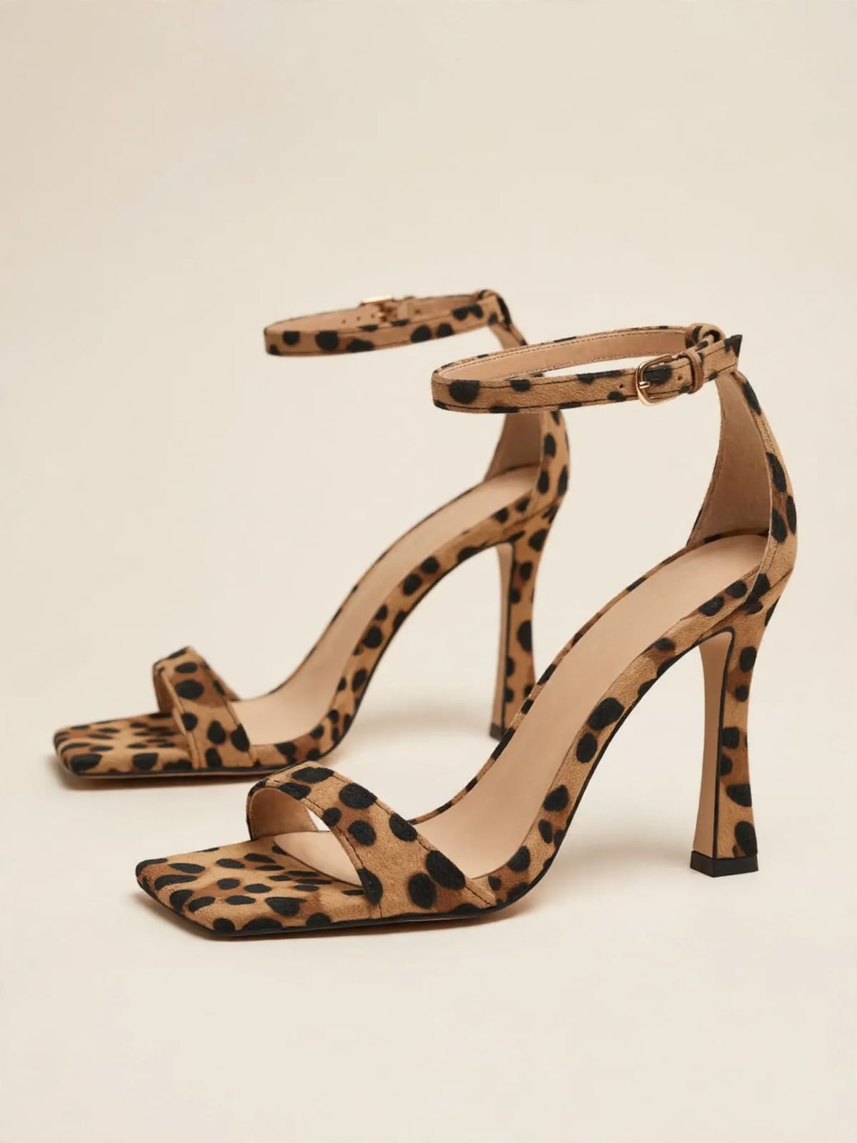 Evalisse – luipaardsandalen met hak – Productfoto zijkant