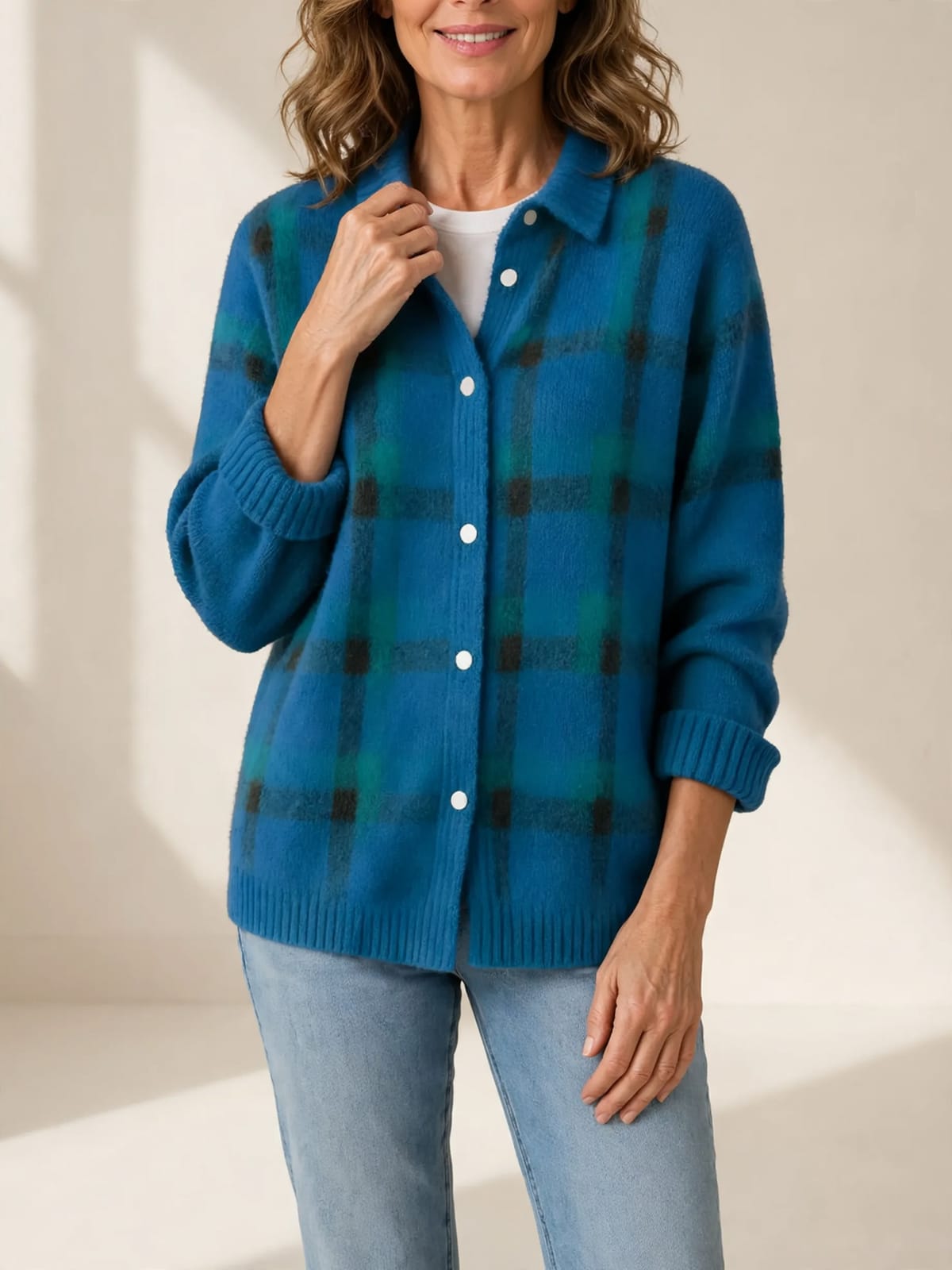 Fleur – geruit gebreid vest – Blauw – hand bij hals