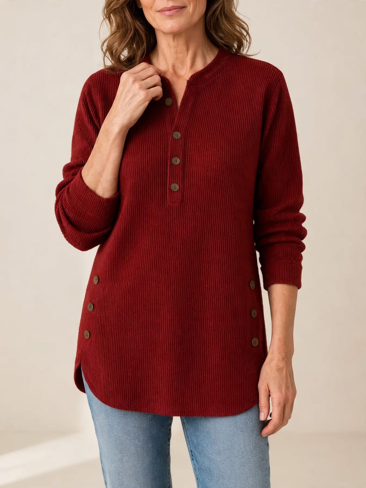 Francien – ribgebreide sweater met knoopjes – Rood – hand bij hals