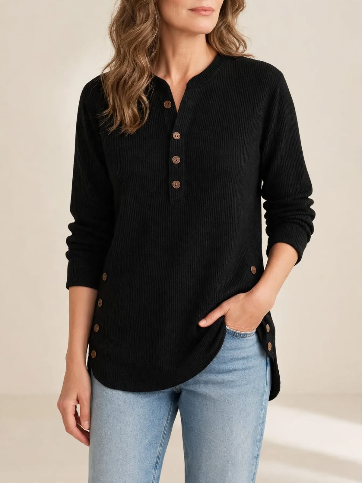 Francien – ribgebreide sweater met knoopjes – Zwart – vooraanzicht