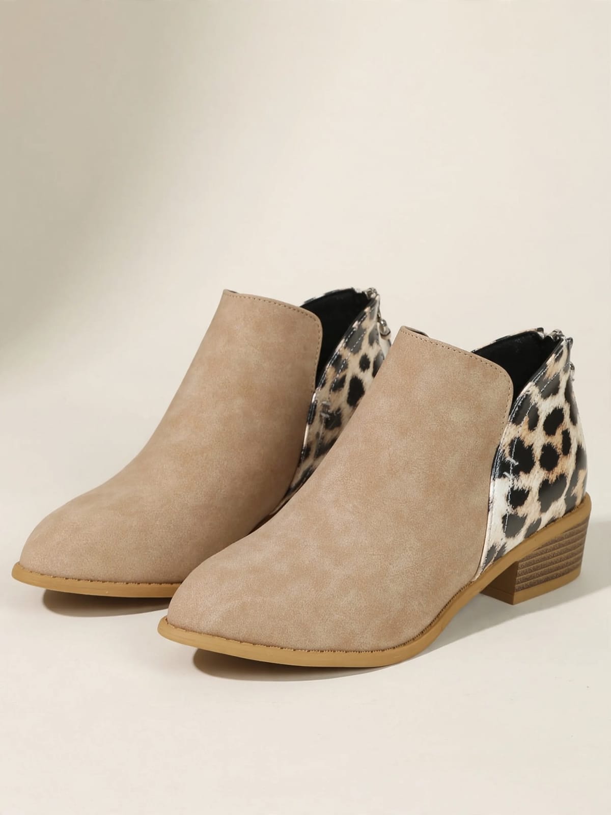 Julia – suède laarsjes met luipaardhak – Khaki – productfoto driekwart