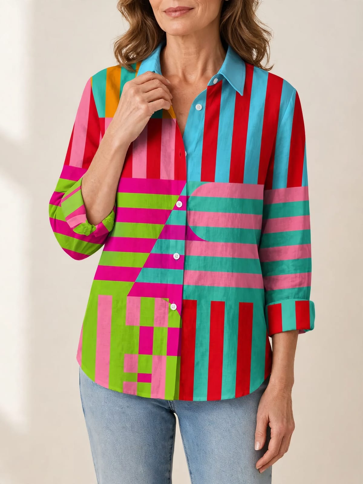 Kleurrijke blouse met streepprint – Hand bij hals