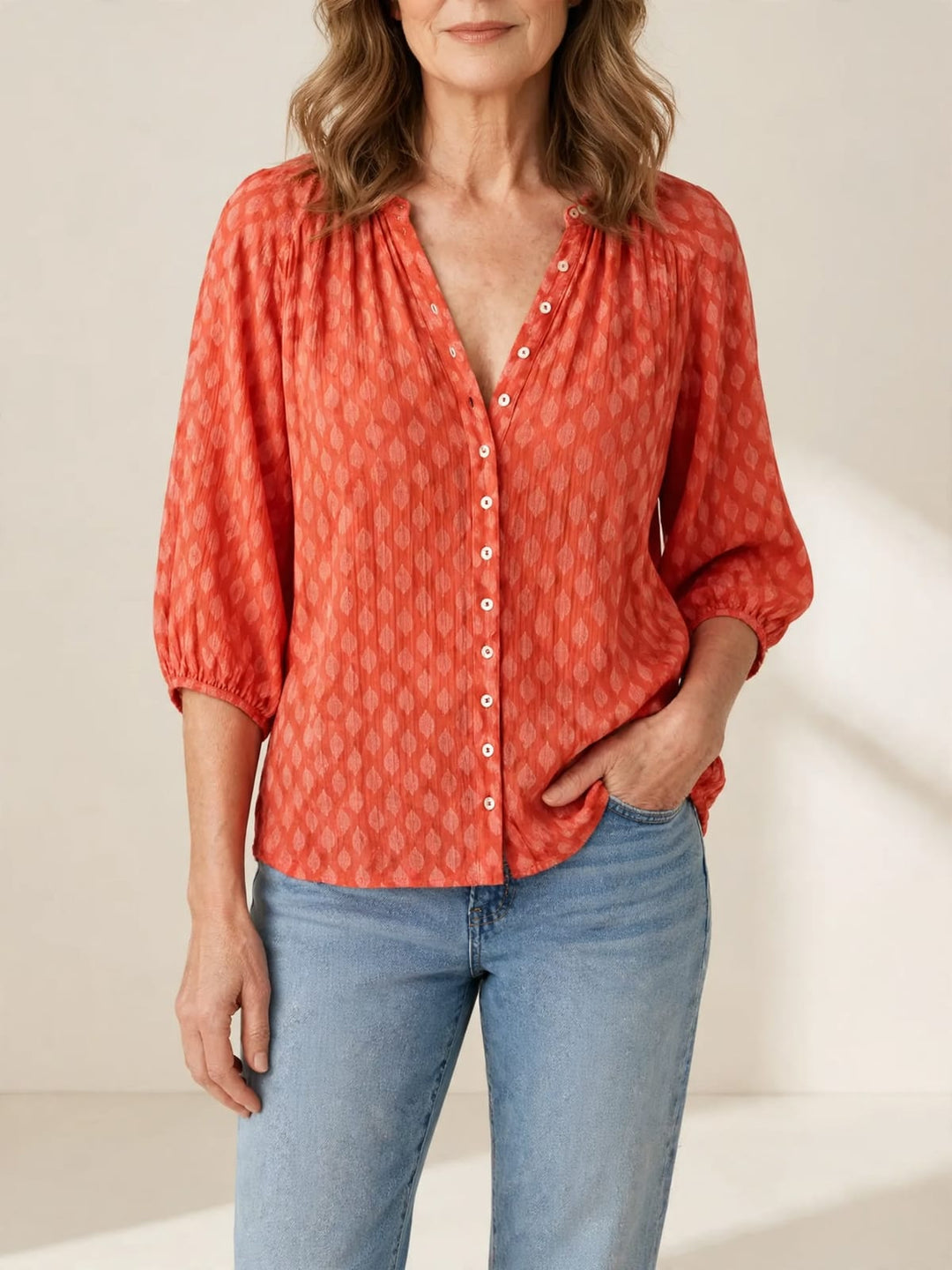 Koraalkleurige blouse met knopen