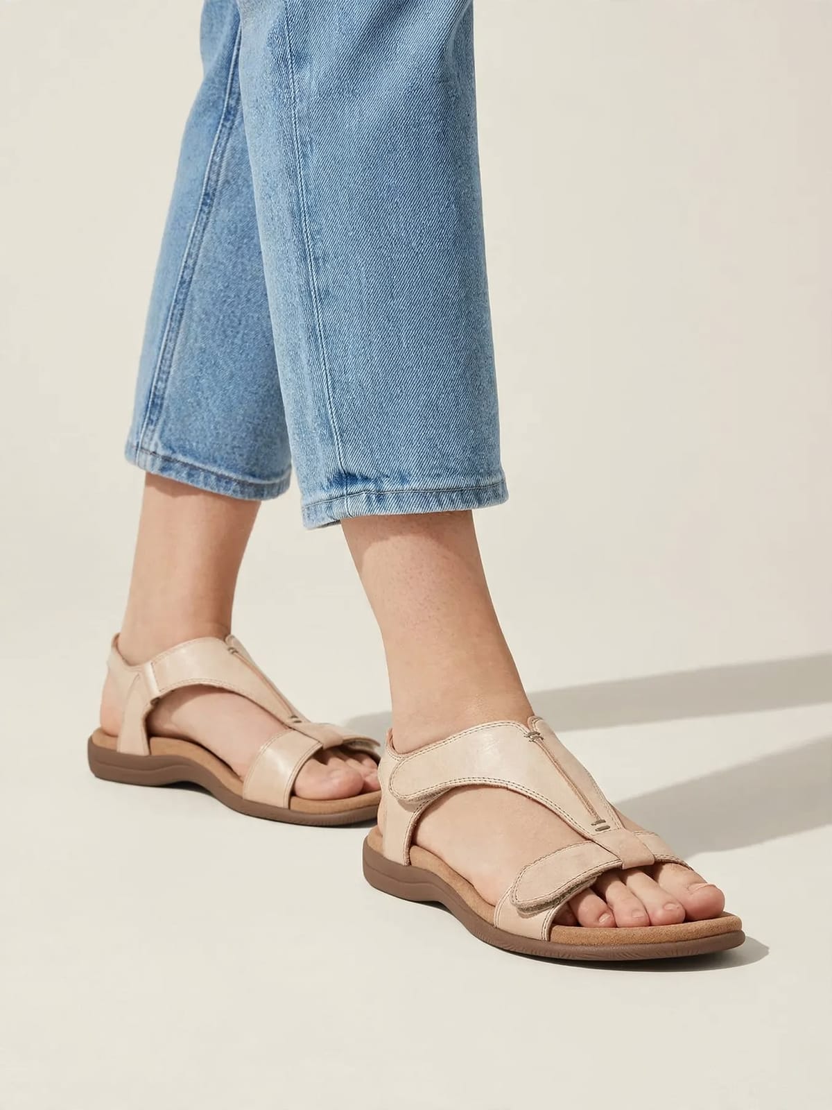 Lara – comfortabele sandalen – Beige – gedragen voorkant