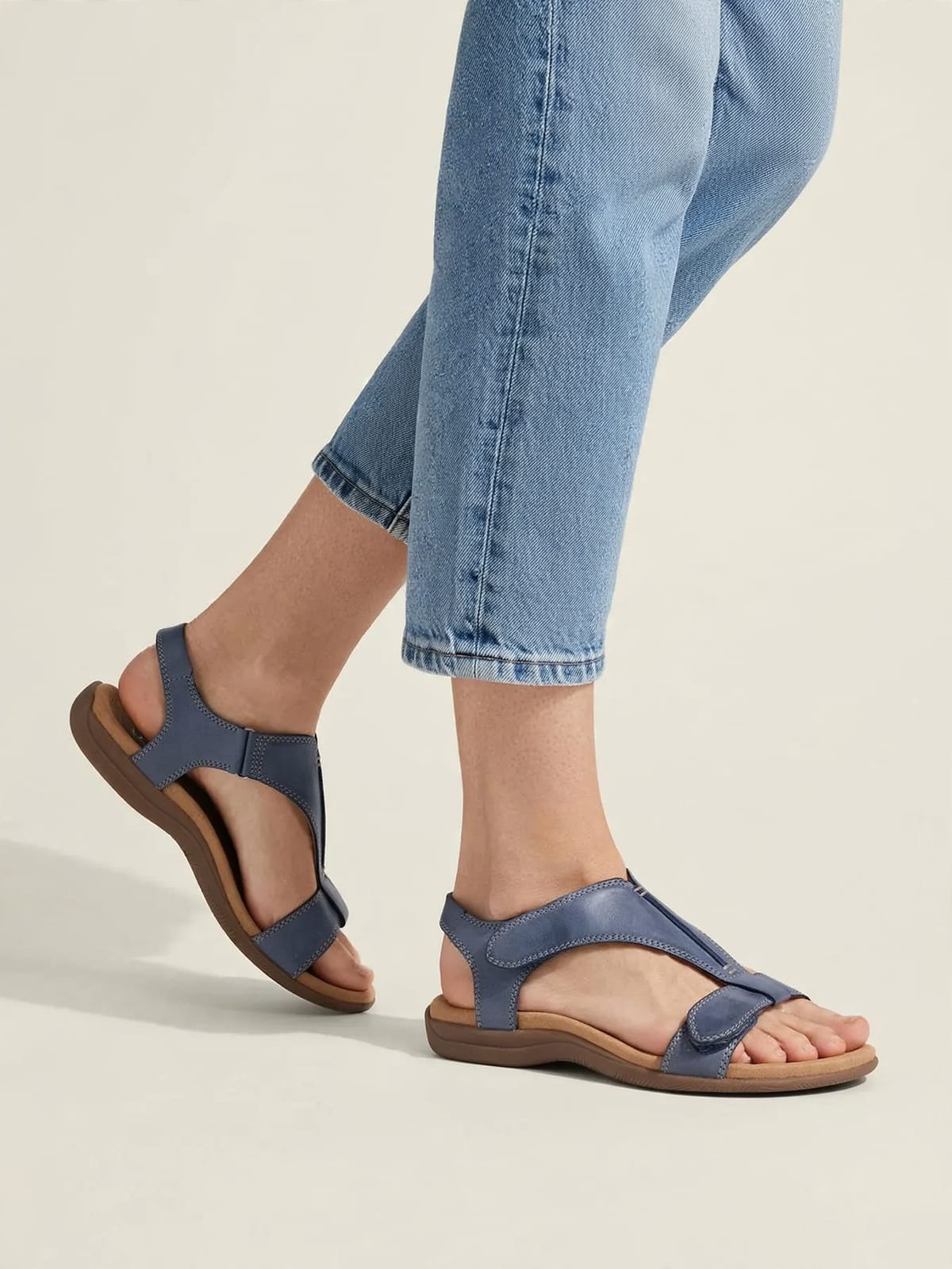 Lara – comfortabele sandalen – Blauw – gedragen lopend