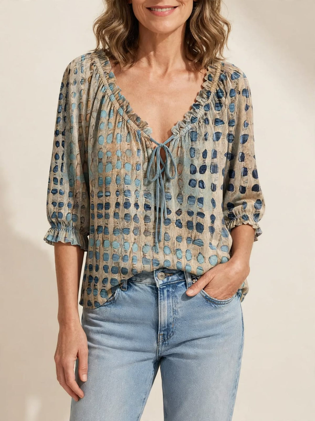 Lena | Blouse met stippenpatroon en vetersluiting