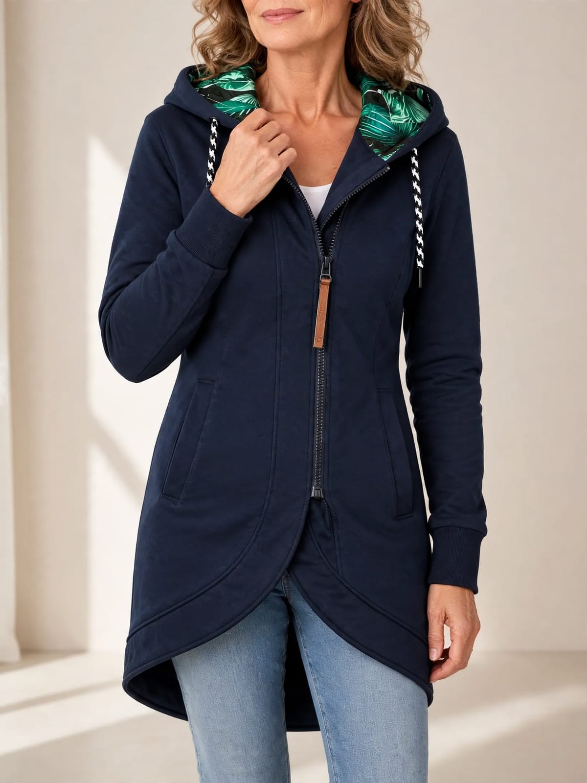 Lenja – getailleerde winterjas met capuchon – Blauw – hand bij hals
