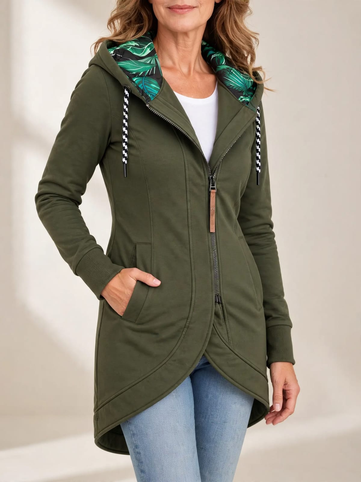 Lenja – getailleerde winterjas met capuchon – Groen – vooraanzicht