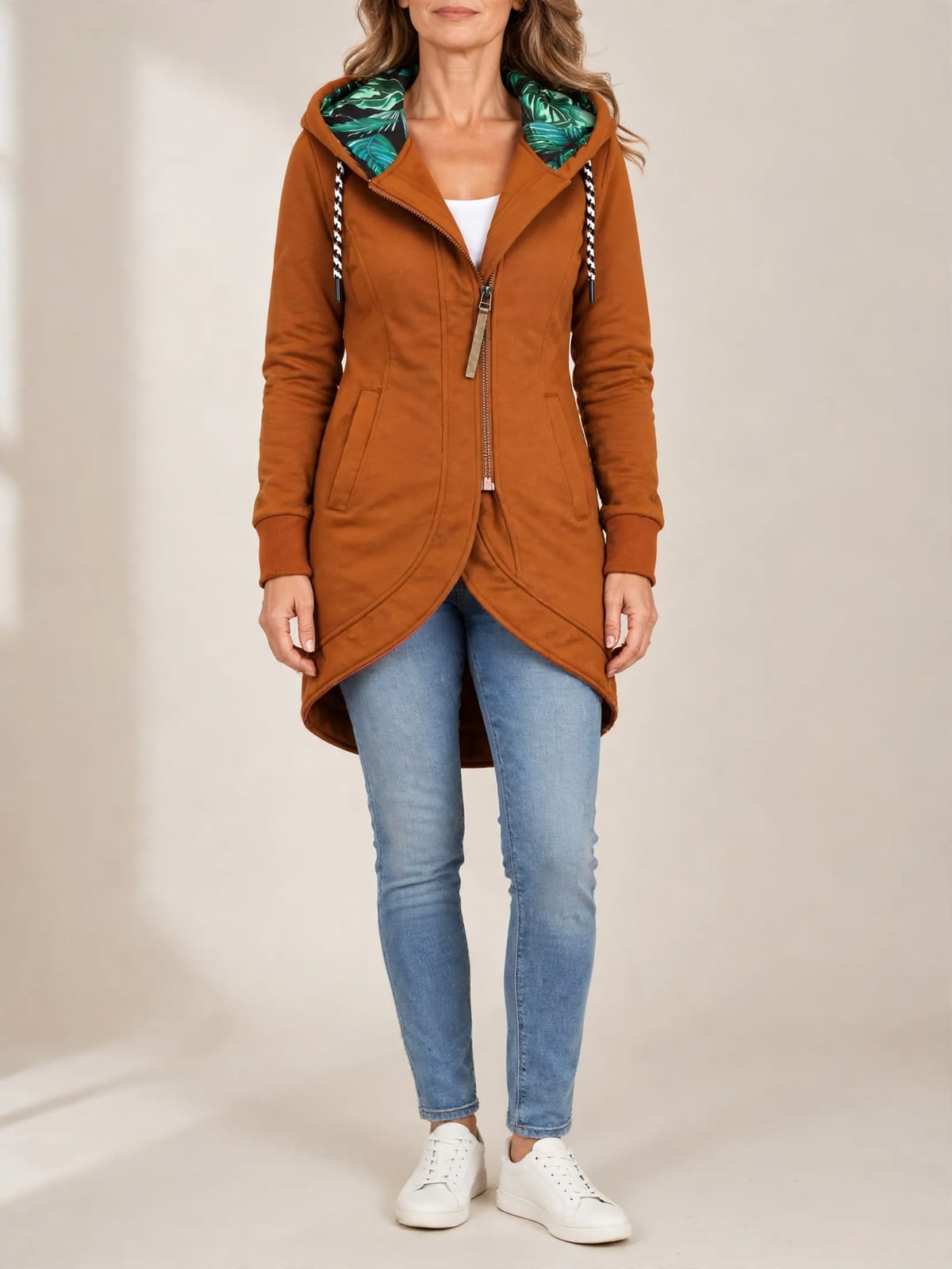 Lenja – getailleerde winterjas met capuchon – Oranje – hele lengte