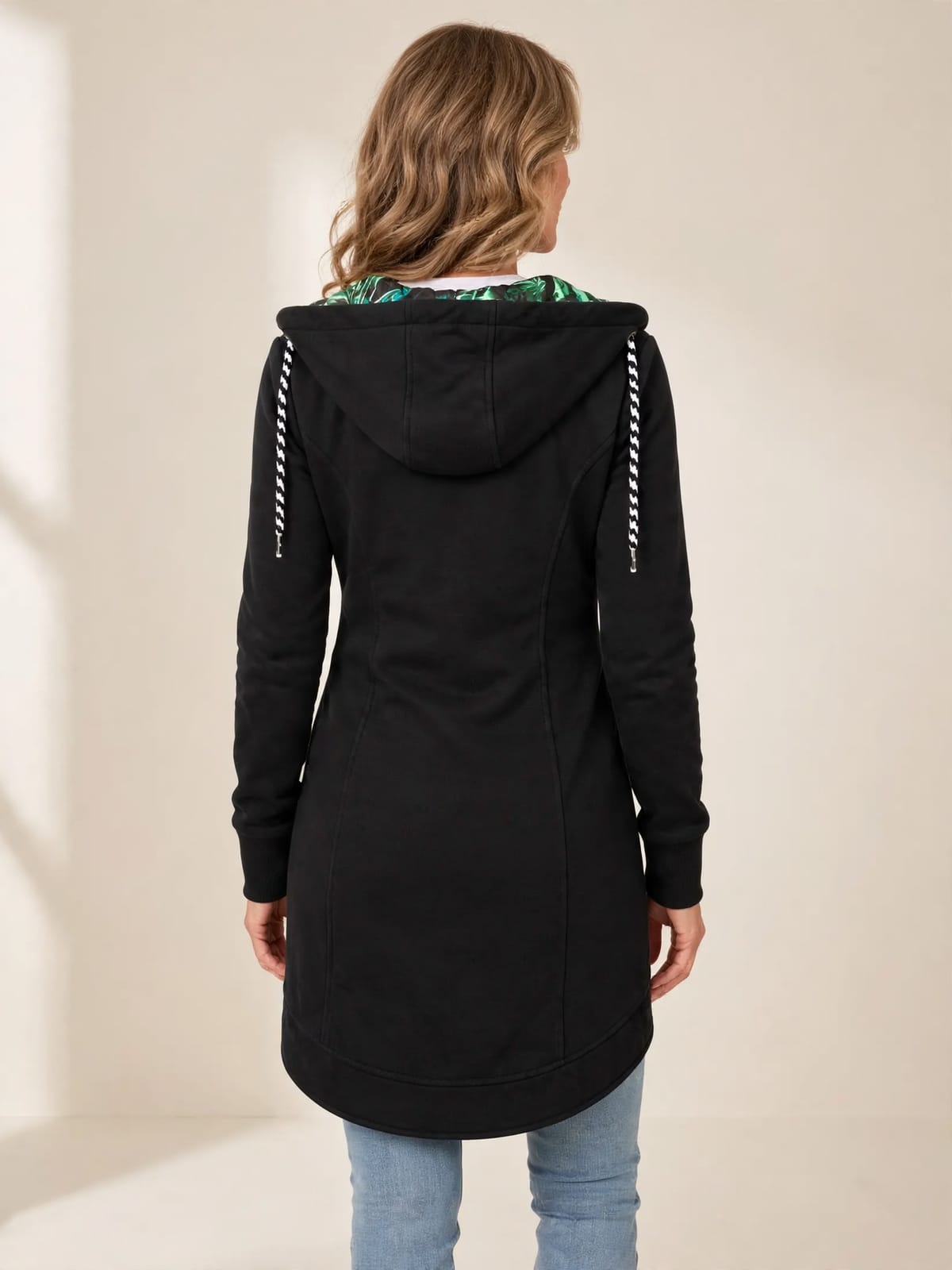 Lenja – getailleerde winterjas met capuchon – Zwart – achterkant