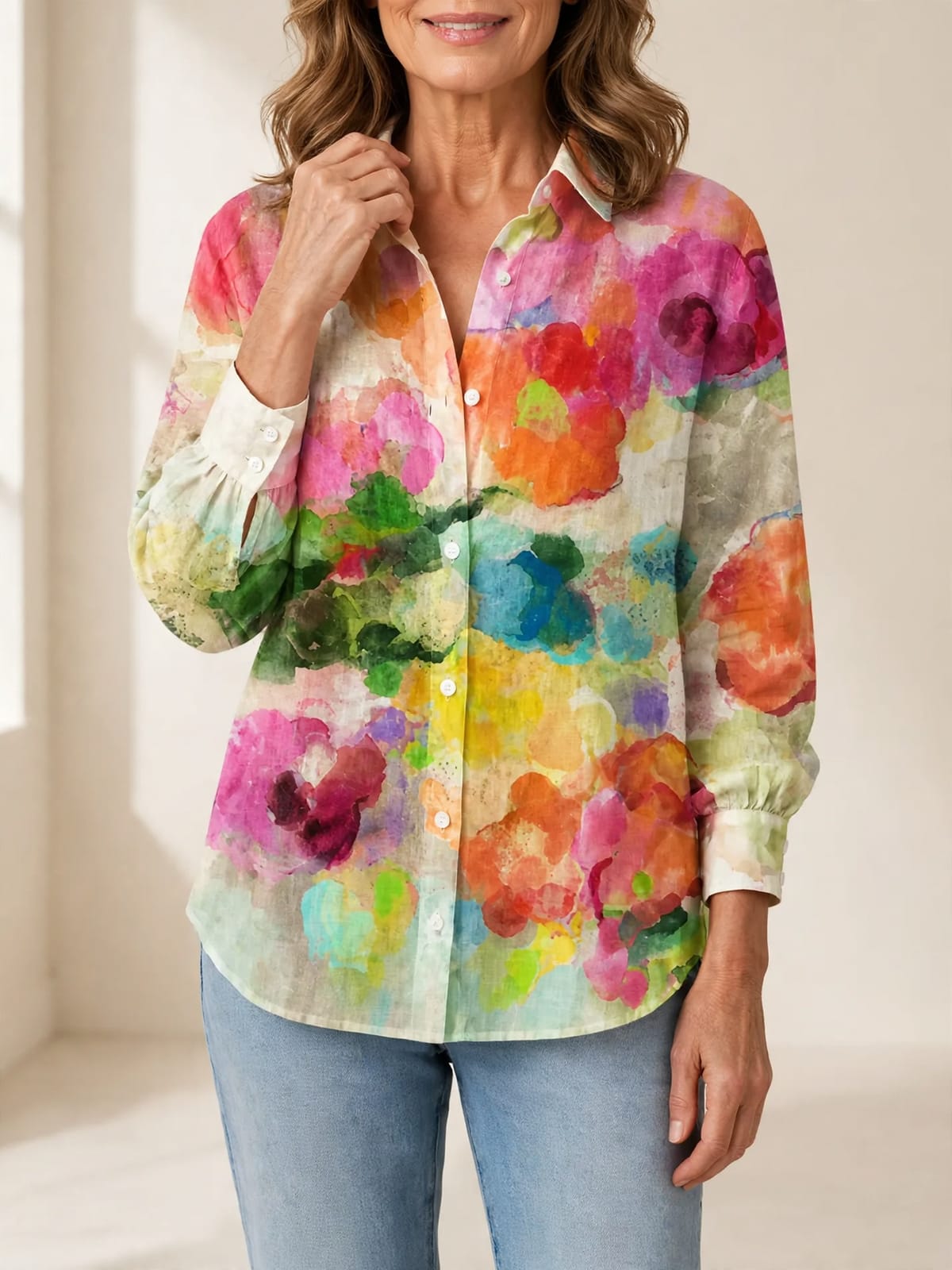 Lichte blouse met aquarelprint – Hand bij hals