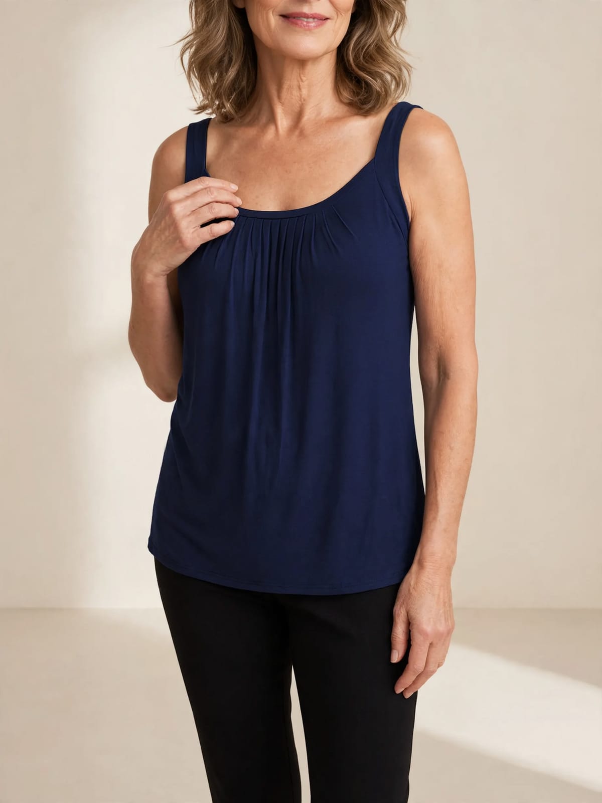 Lies – geplooide mouwloze top – Marineblauw – hand bij hals