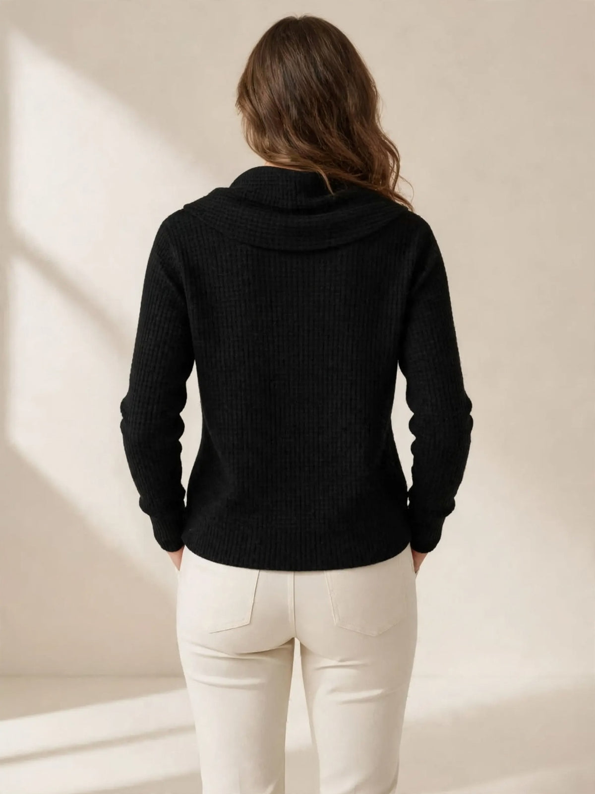 Lindsay – trui met watervalhals – Zwart – achterkant