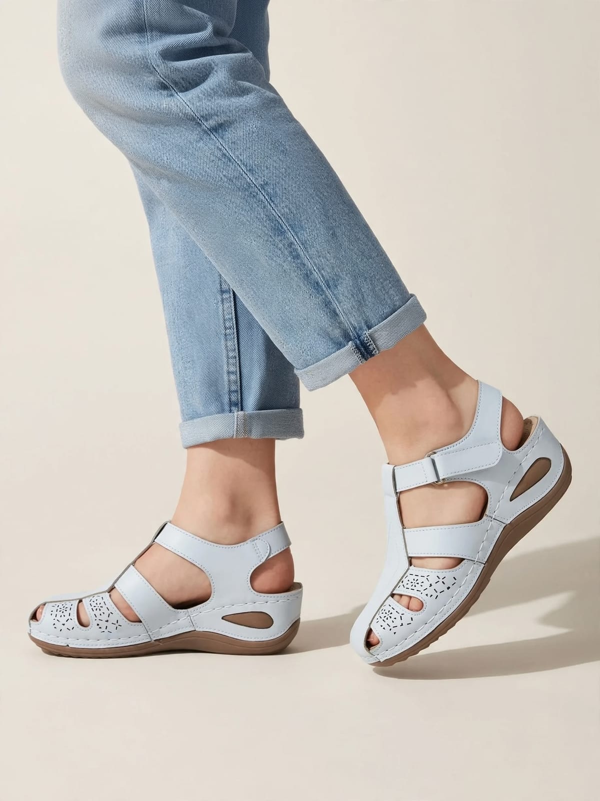 Liva – comfort sandalen met klittenband – Grijs – gedragen lopend