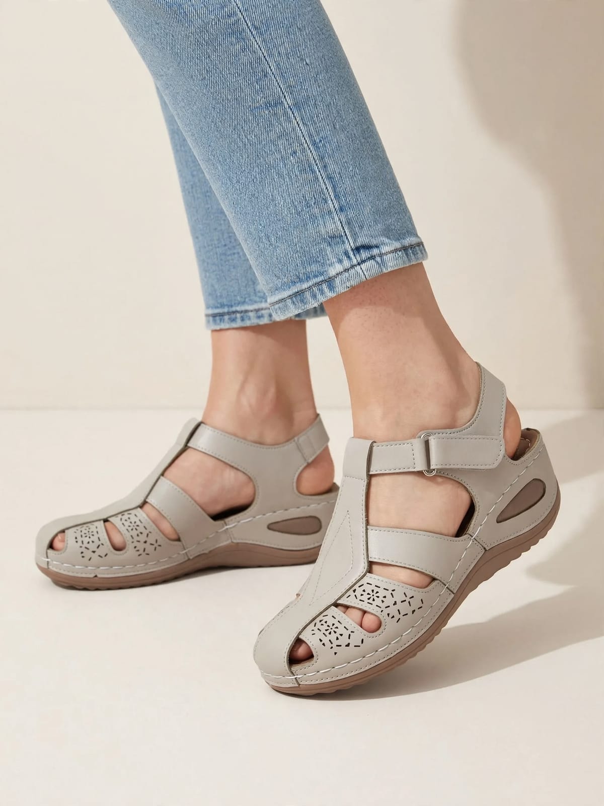 Liva – comfort sandalen met klittenband – Khaki – gedragen voorkant