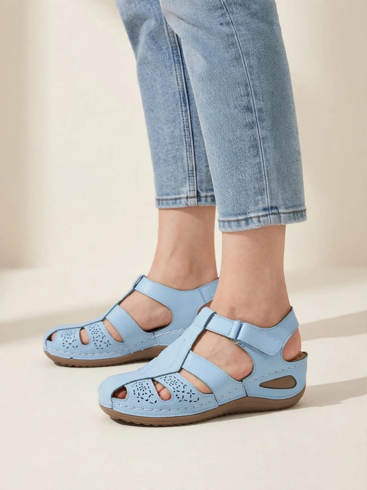 Liva – comfort sandalen met klittenband – Lichtblauw – gedragen zijkant