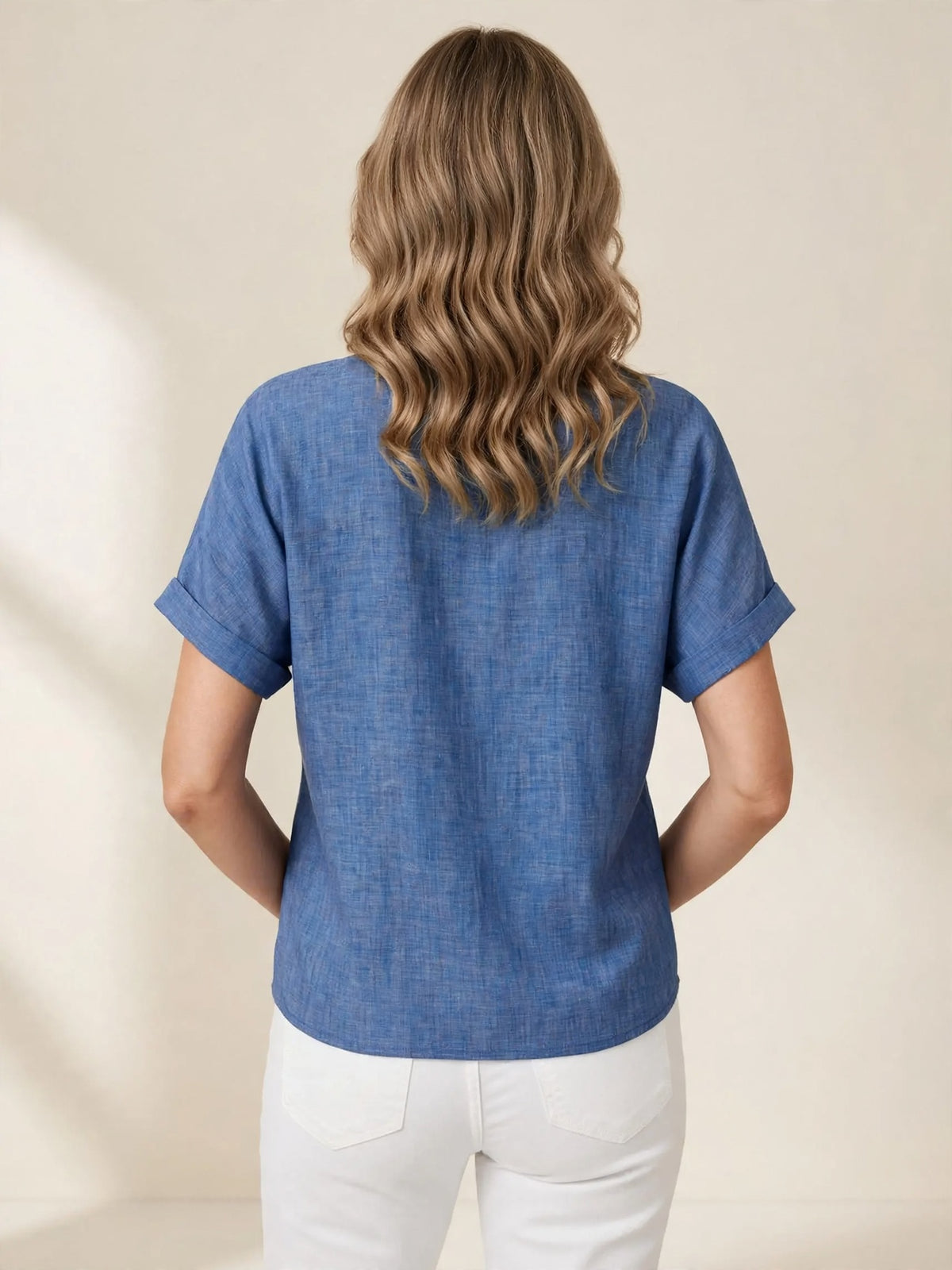 Lobke – blouse met korte mouwen – Blauw – achterkant