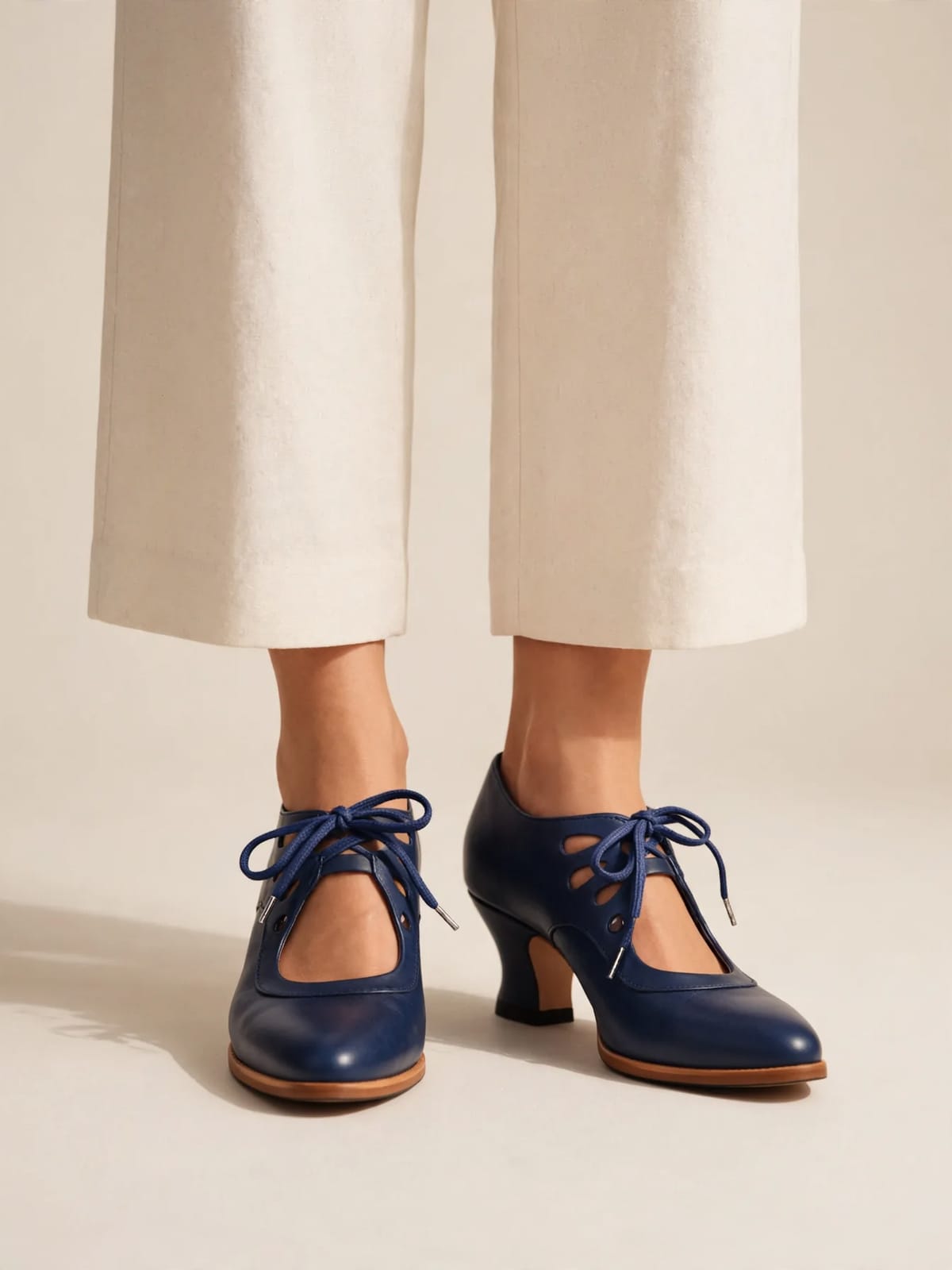 Loes – veterschoenen met hak – Blauw – gedragen