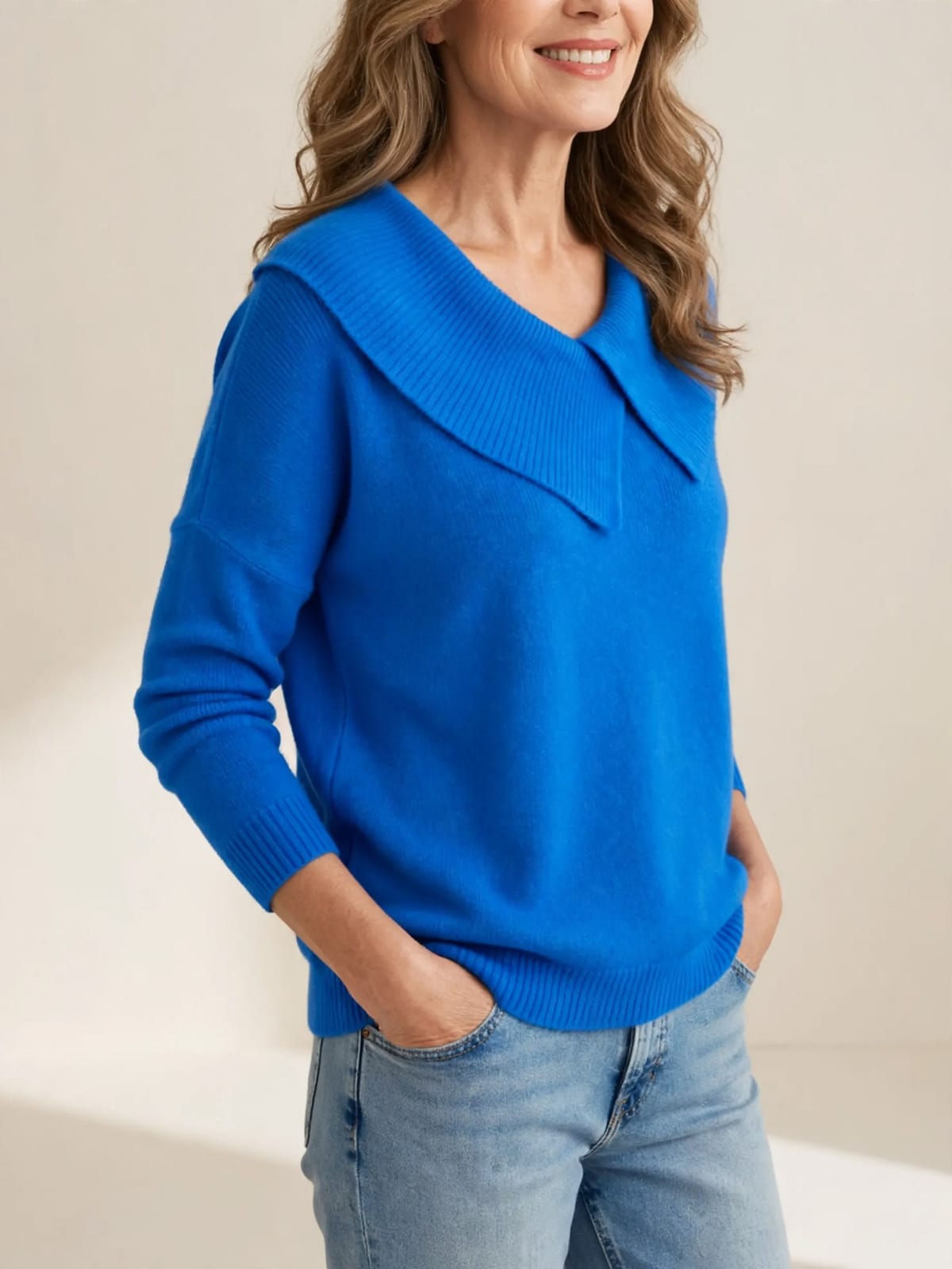 Lucy – warme trui met zachte kraag – Diepblauw – driekwart