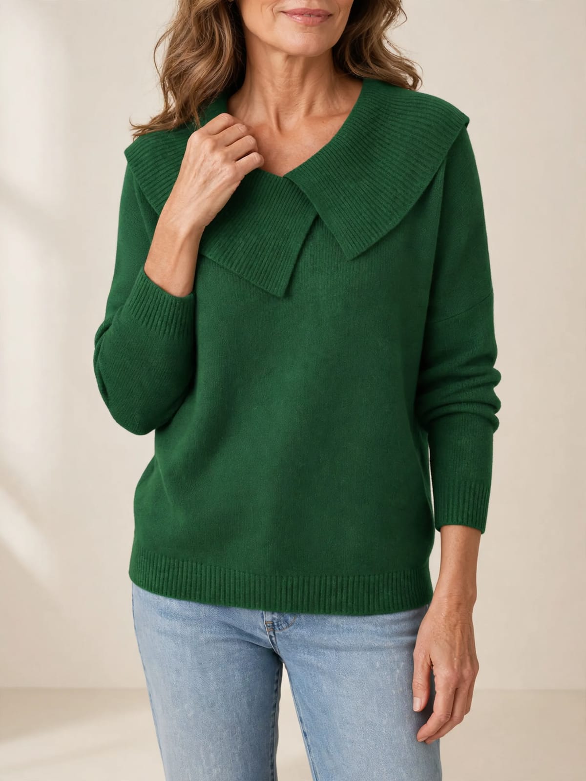 Lucy – warme trui met zachte kraag – Groen – hand bij hals