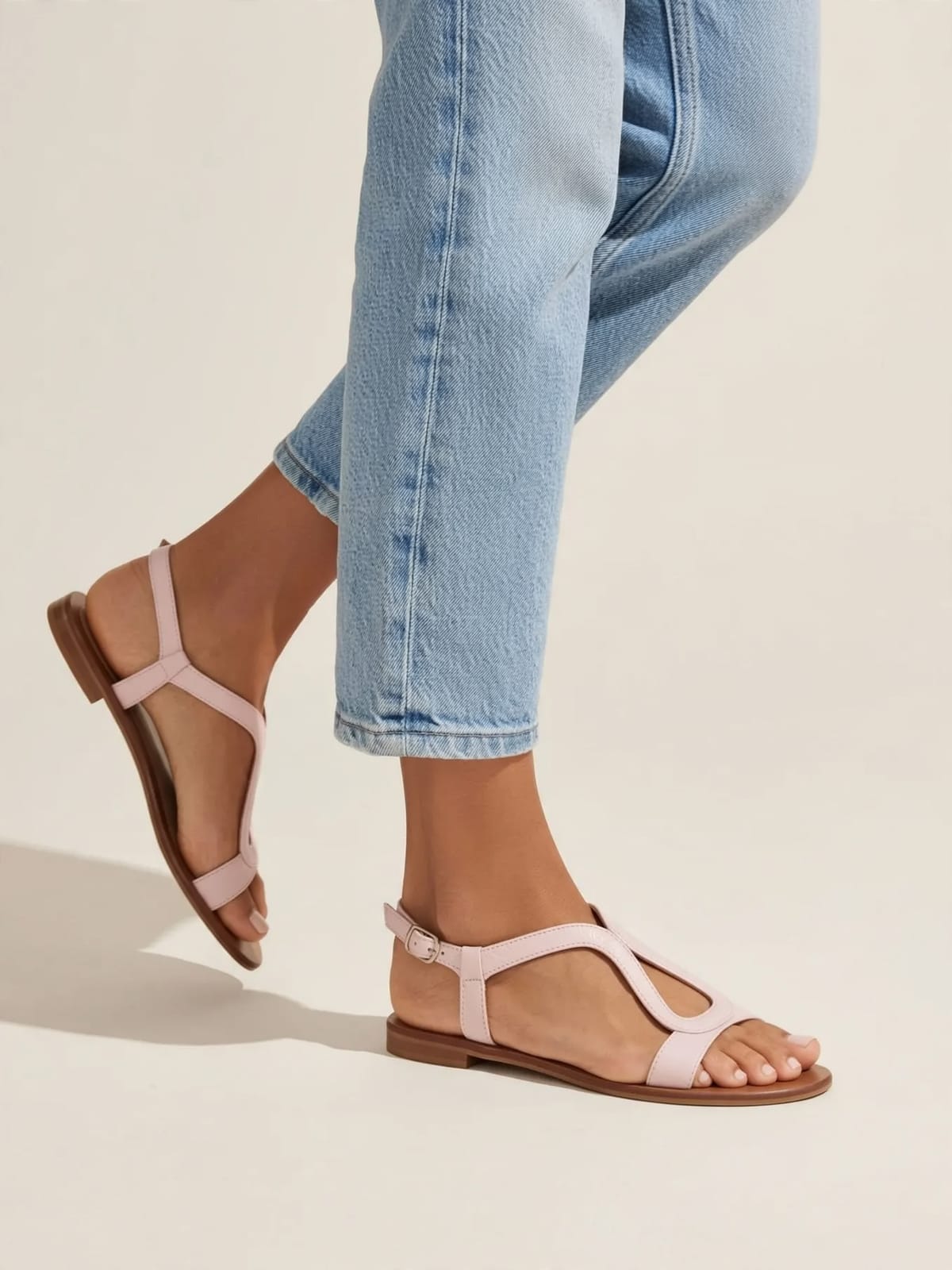 Luna – zomersandalen – Roze – gedragen lopend