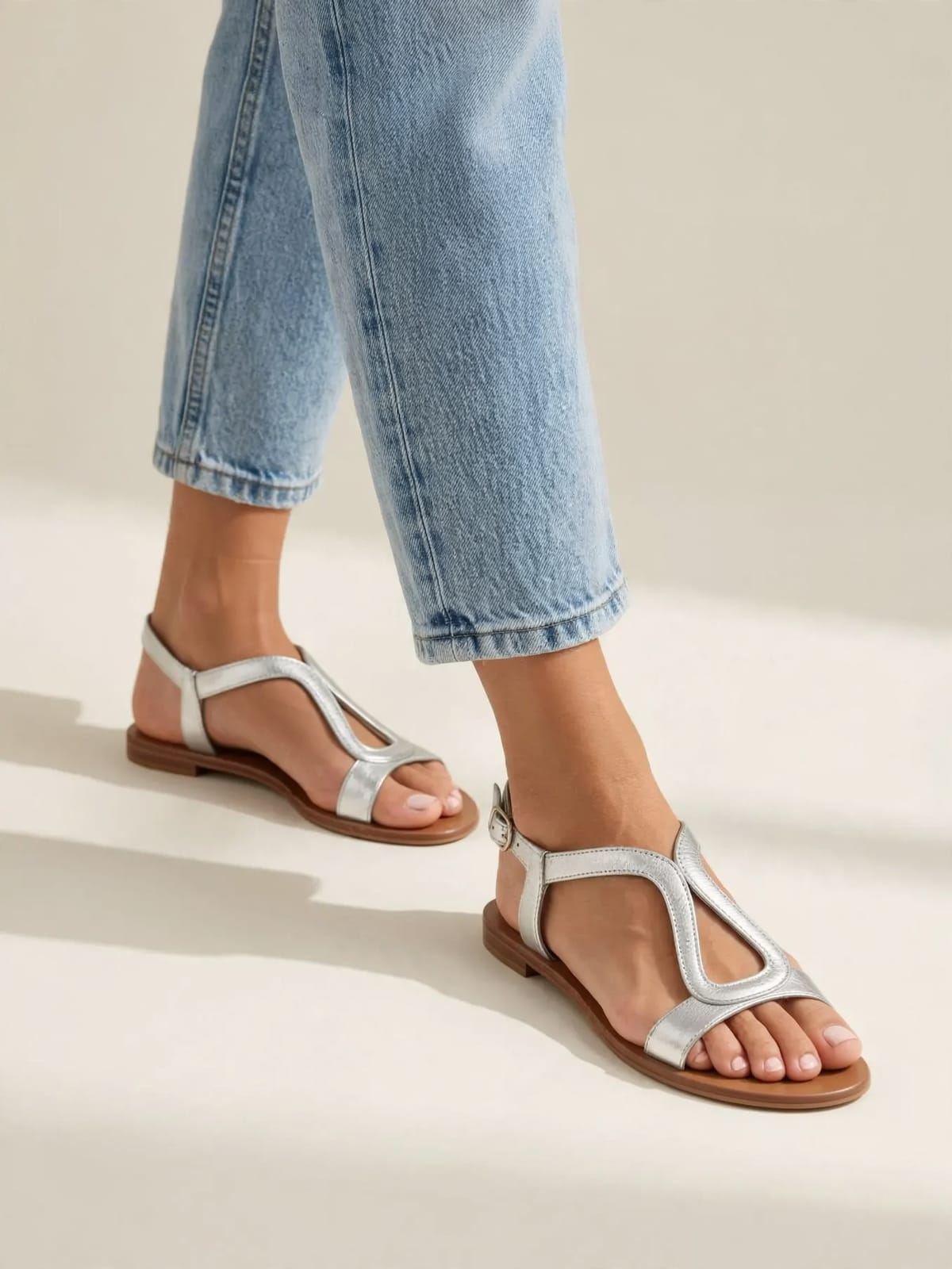 Luna – zomersandalen – Zilver – gedragen voorkant