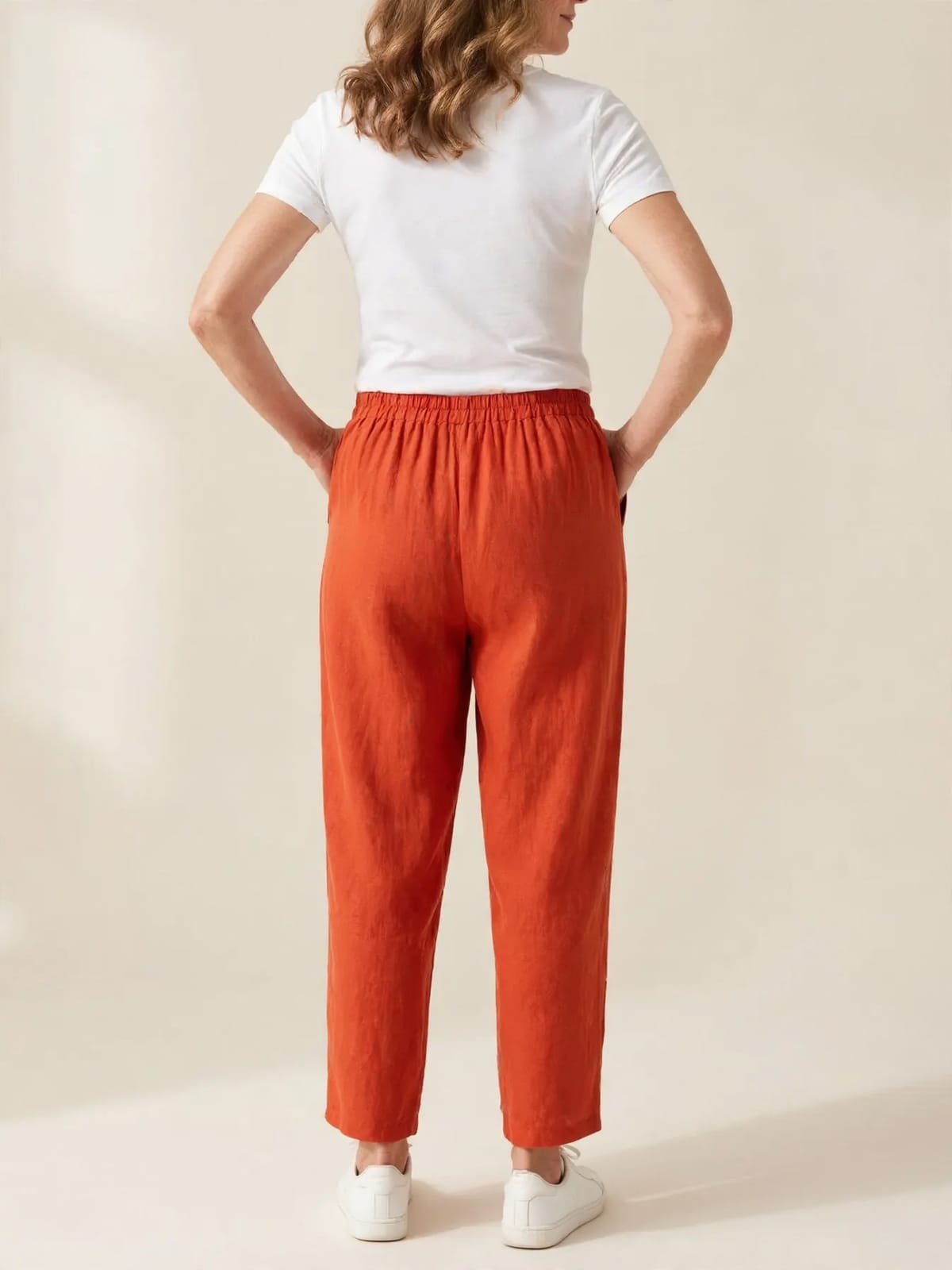 Maeve – katoen-linnen broek – Oranje – achterkant hele lengte