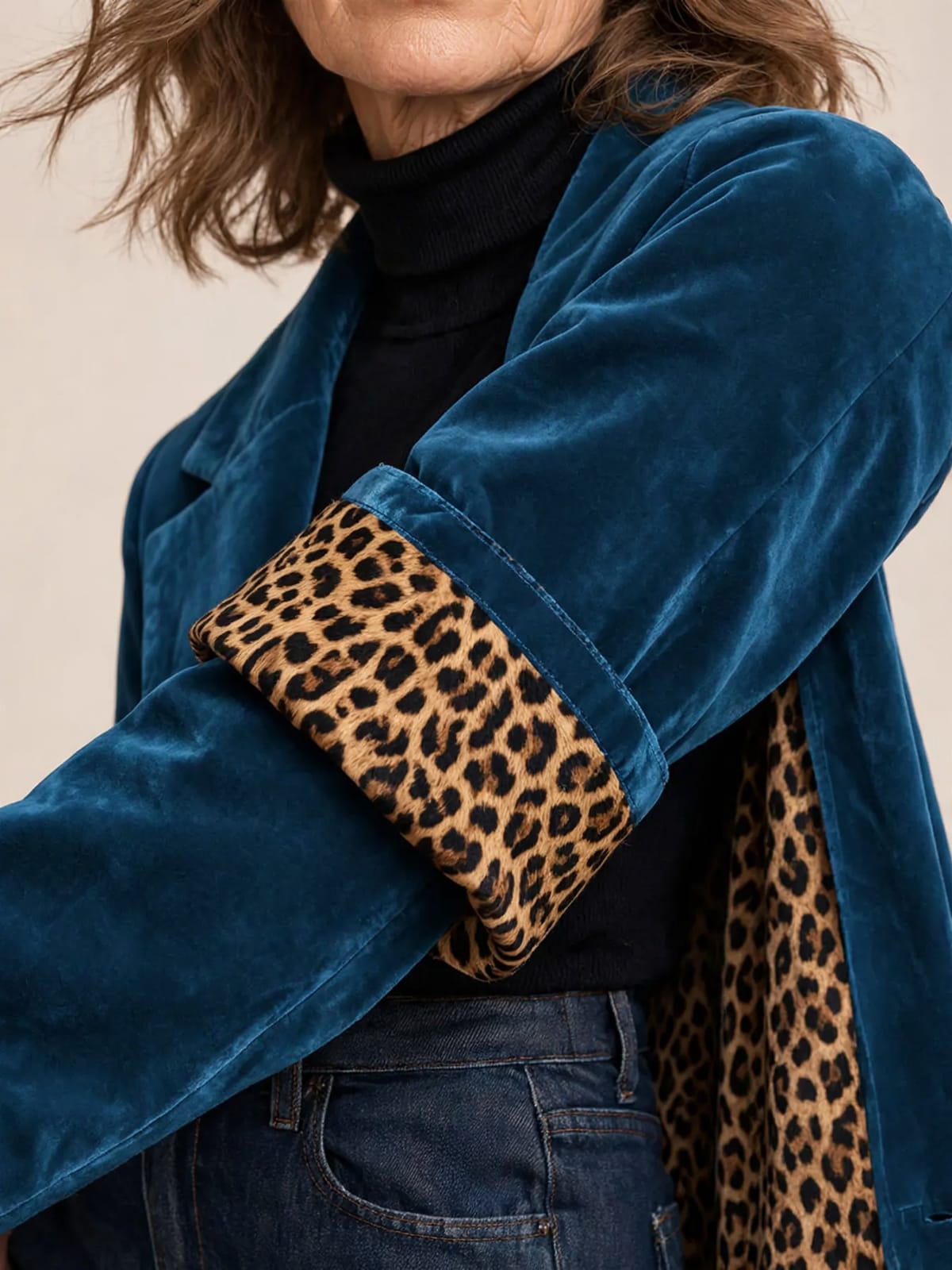Marcella – lange getailleerde fluwelen jas – Blauw – detail