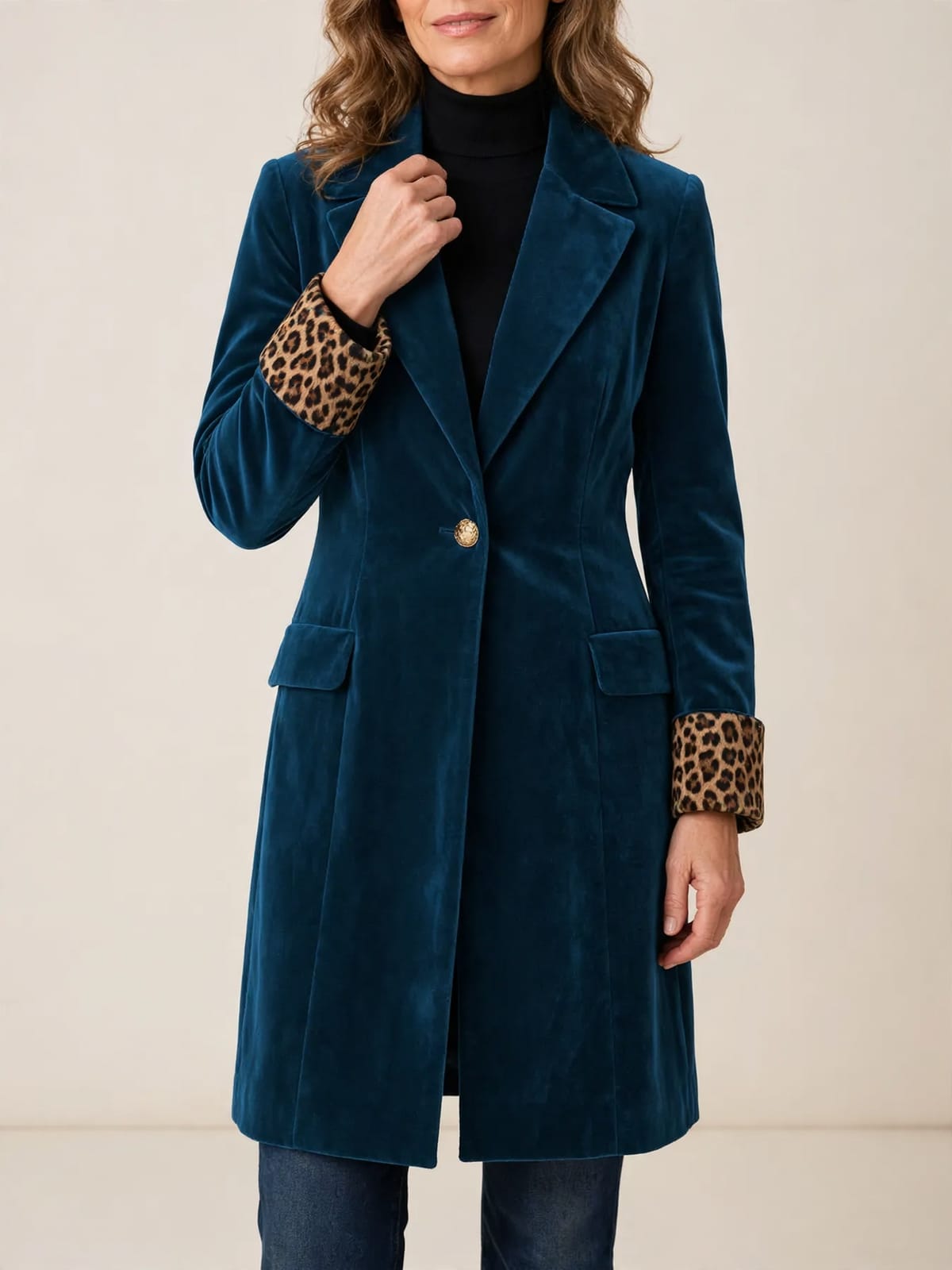 Marcella – lange getailleerde fluwelen jas – Blauw – hand bij hals