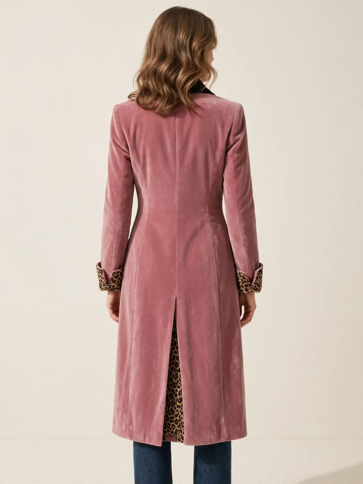 Marcella – lange getailleerde fluwelen jas – Roze – achterkant