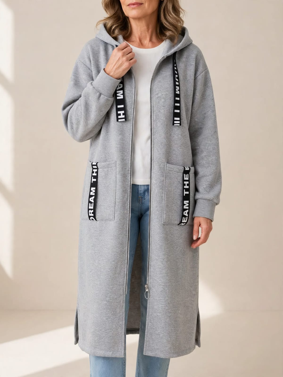 Marisol – lange jas met capuchon en rits – Grijs – hand bij hals
