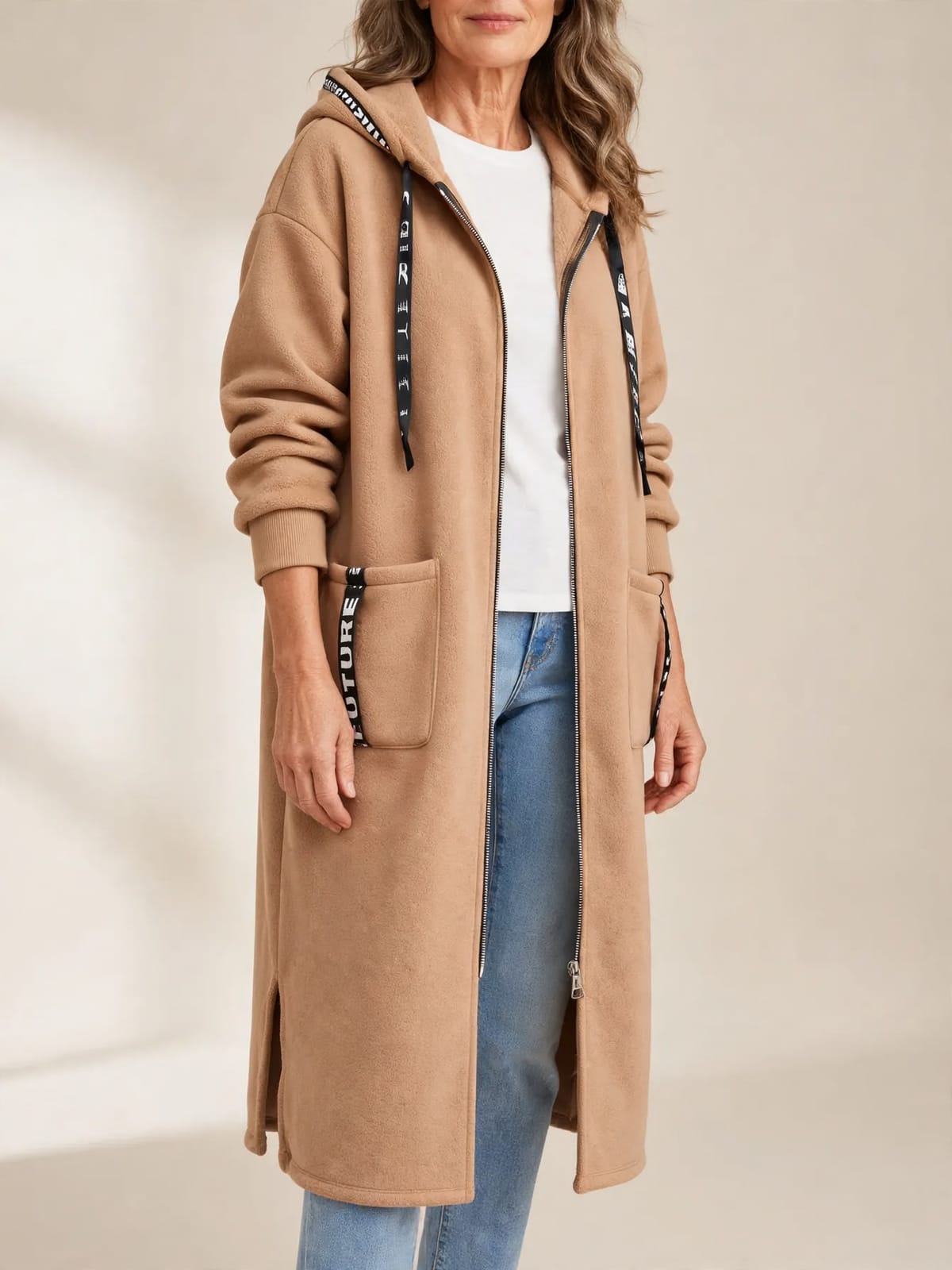 Marisol – lange jas met capuchon en rits – Khaki – driekwart
