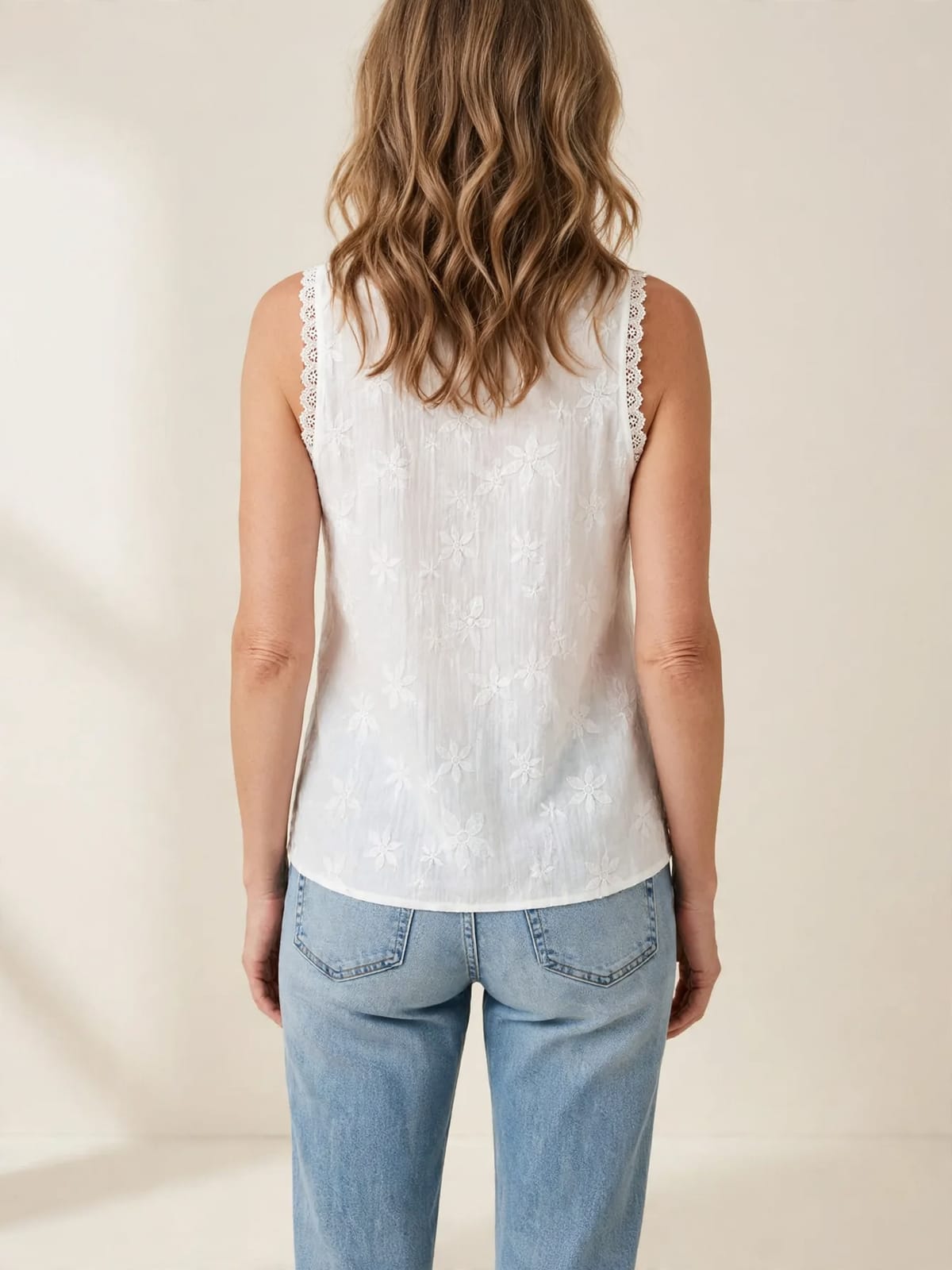 Marjet – kanten tanktop met V-hals – Wit – achterkant