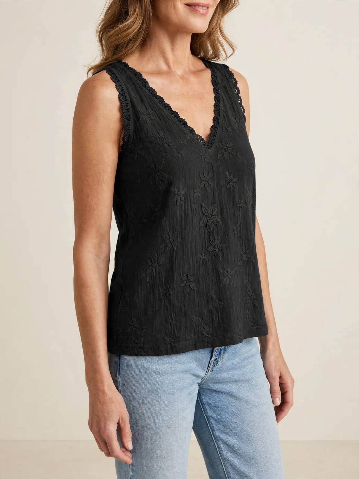 Marjet – kanten tanktop met V-hals – Zwart – driekwart