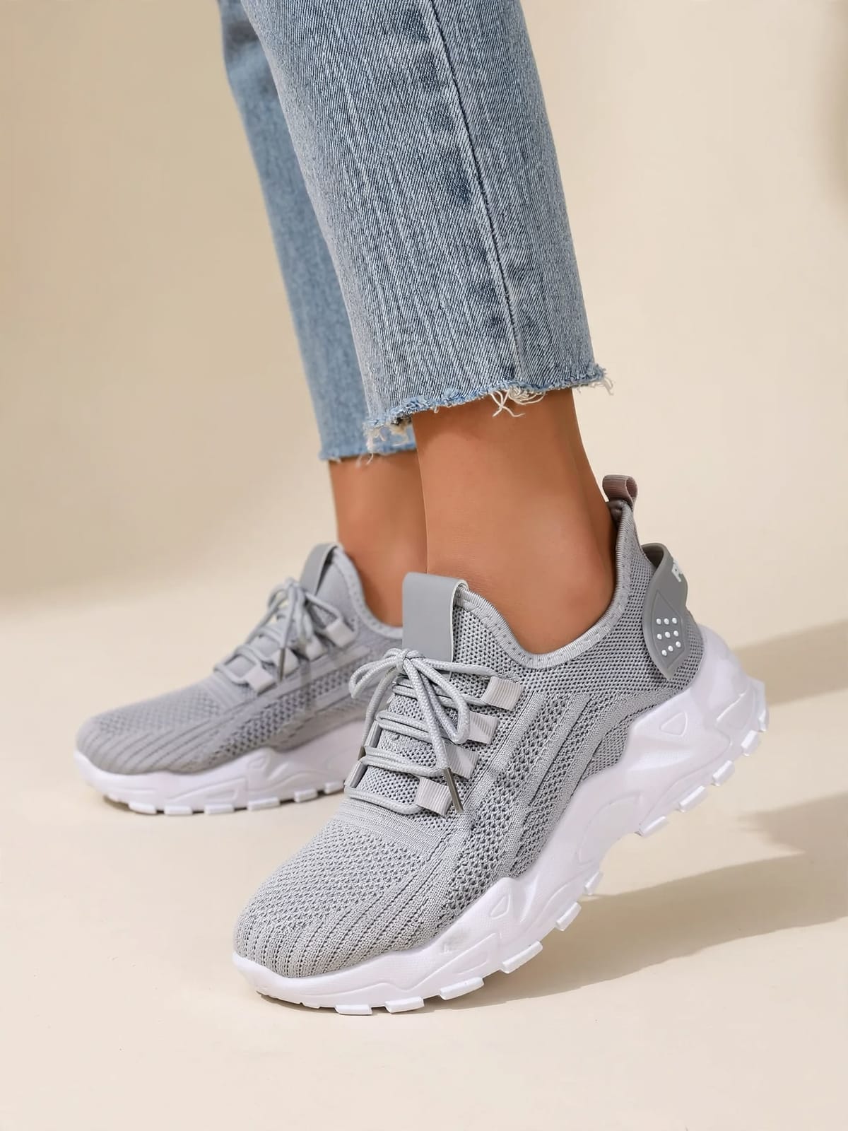 Marleen – comfortabele sneaker – Grijs – gedragen voorkant