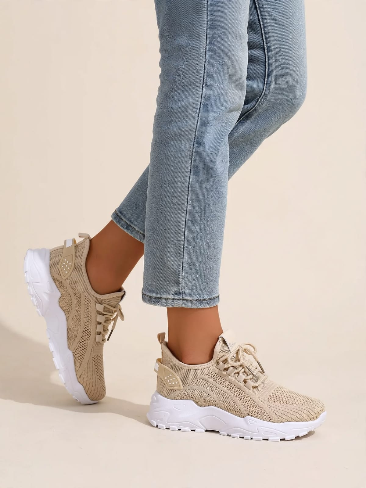 Marleen – comfortabele sneaker – Khaki – gedragen lopend
