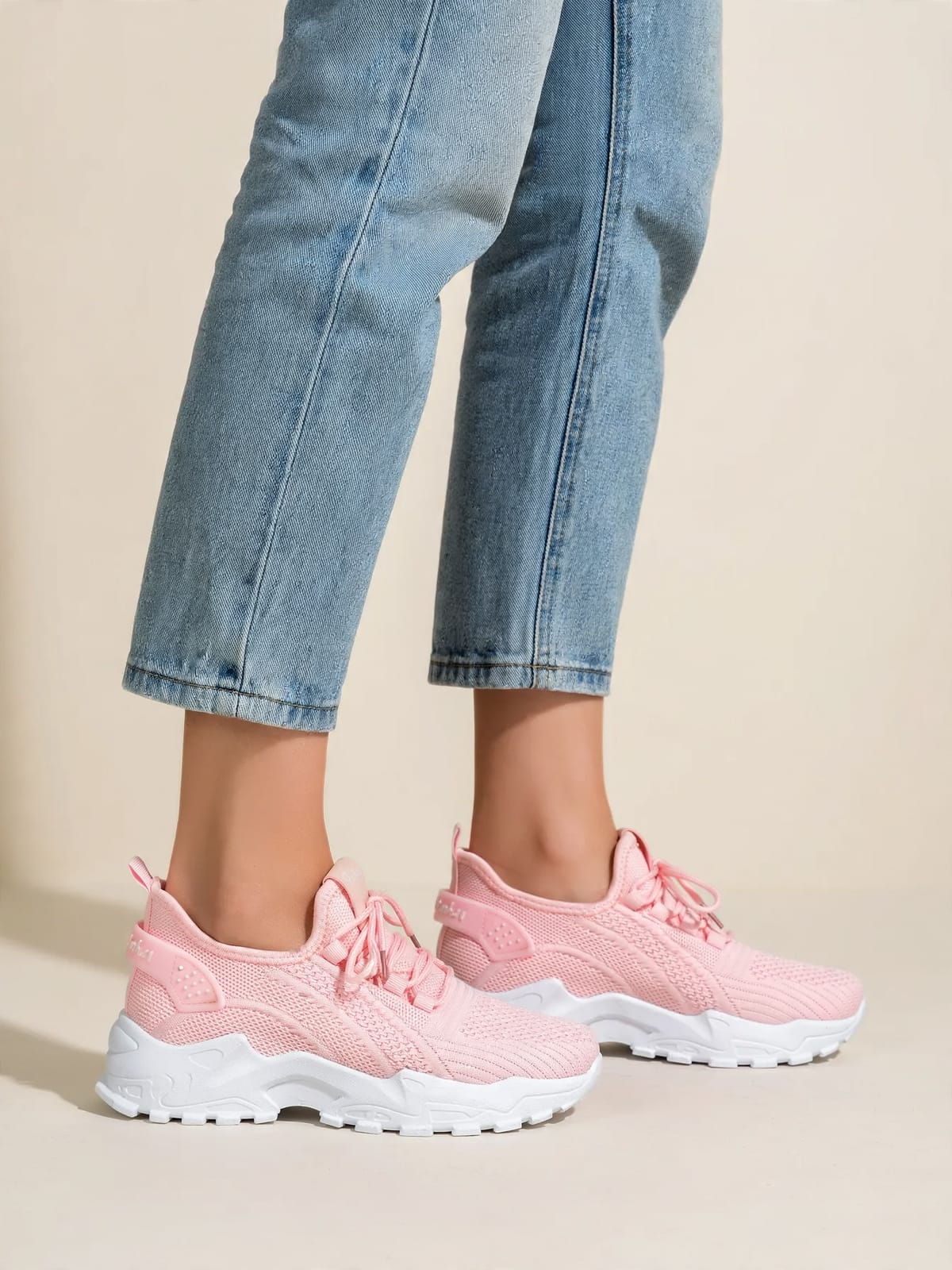 Marleen – comfortabele sneaker – Roze – gedragen zijkant