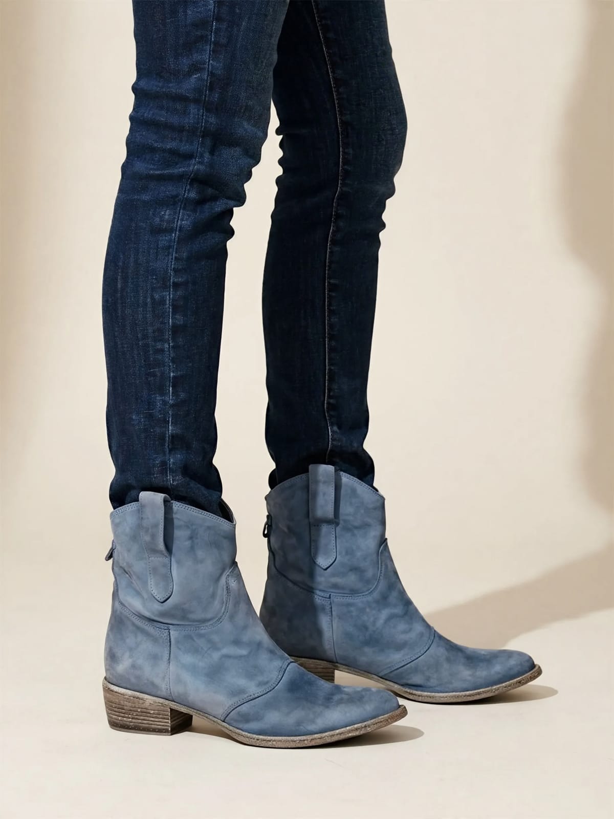 Marlene – suède western-laarsjes – Blauw – gedragen zijkant