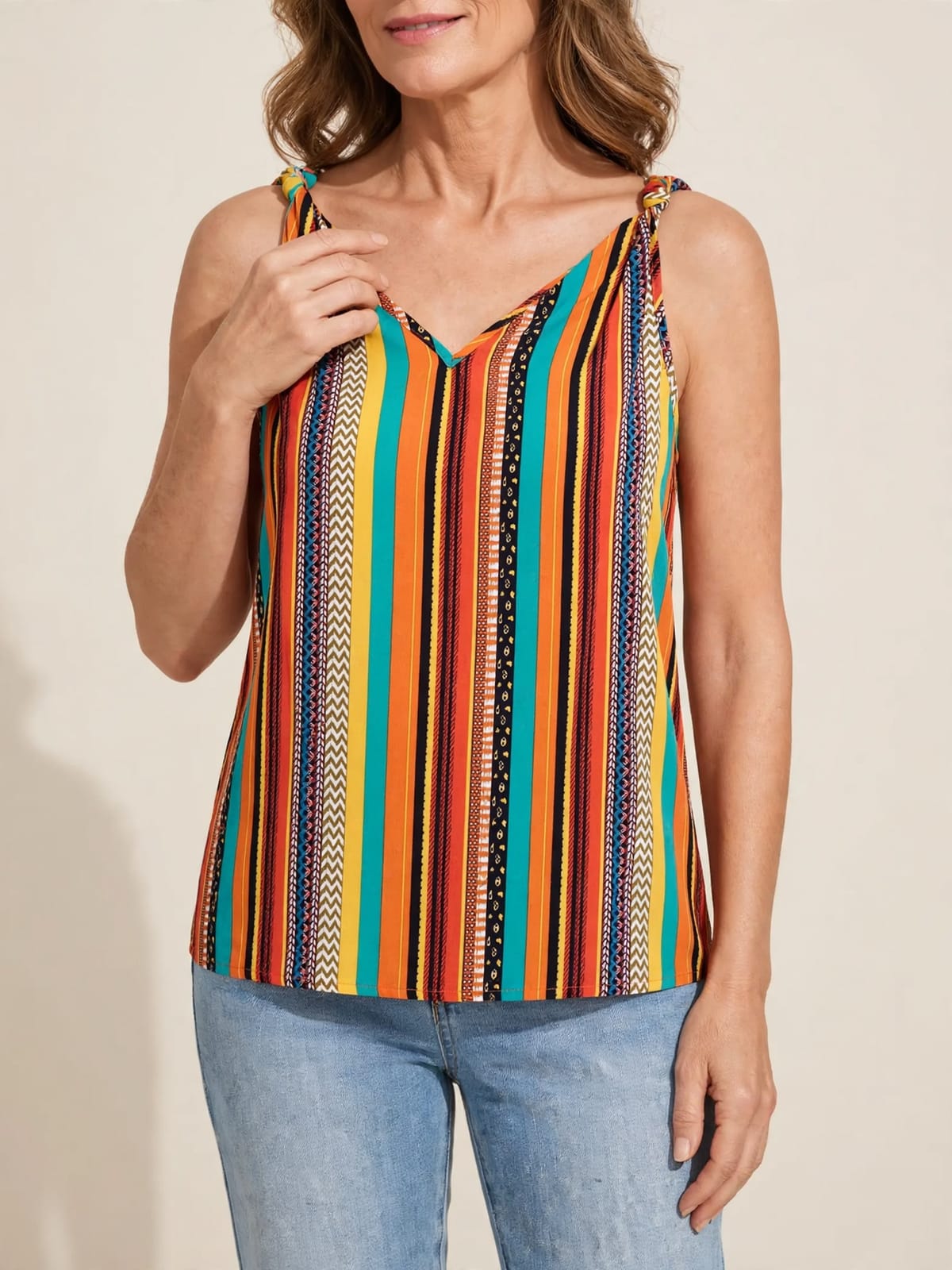 Marloes – blouse met kleurrijke strepen – Hand bij hals