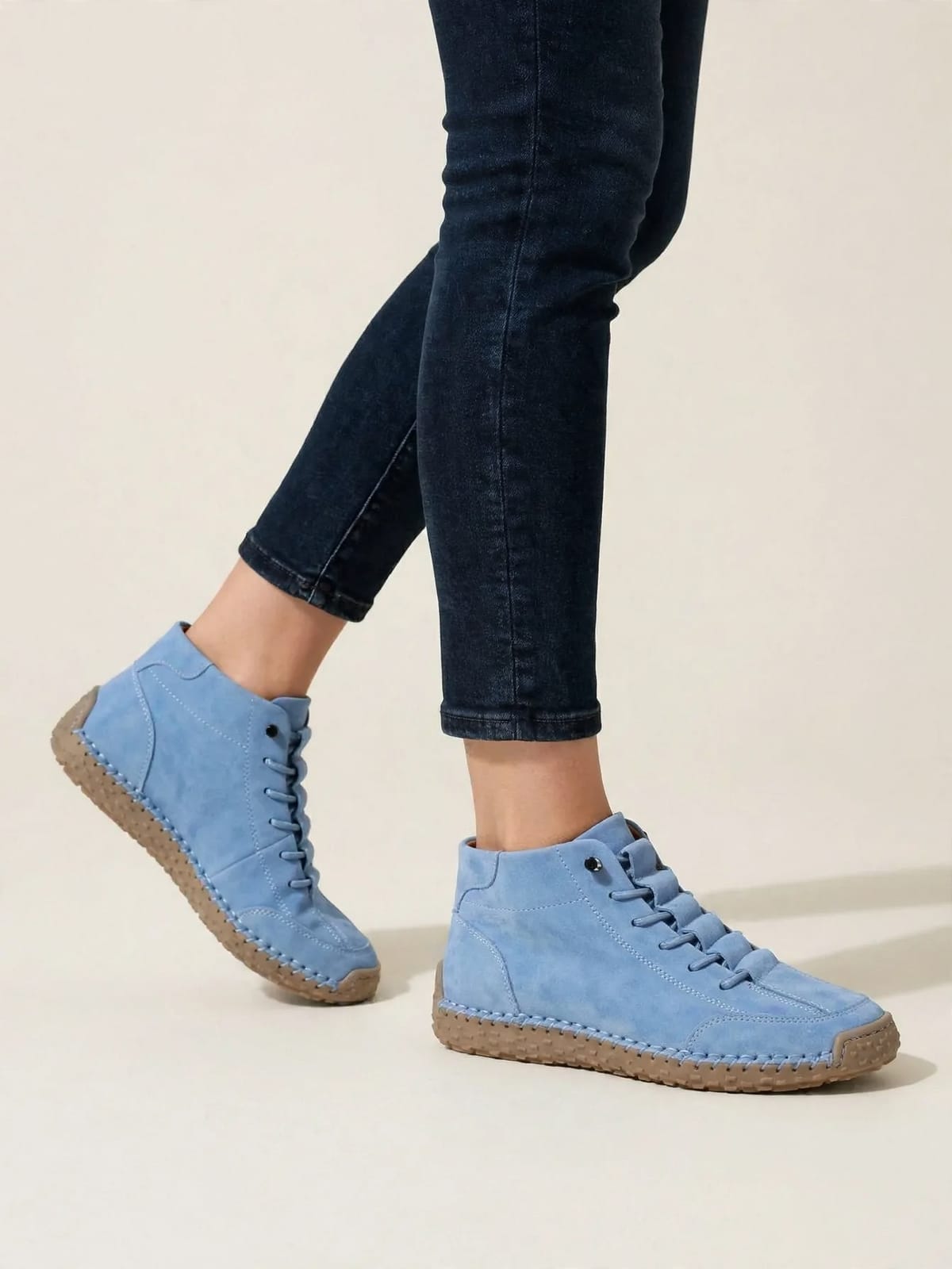 Mona – hoge comfortsneaker – Blauw – gedragen lopend