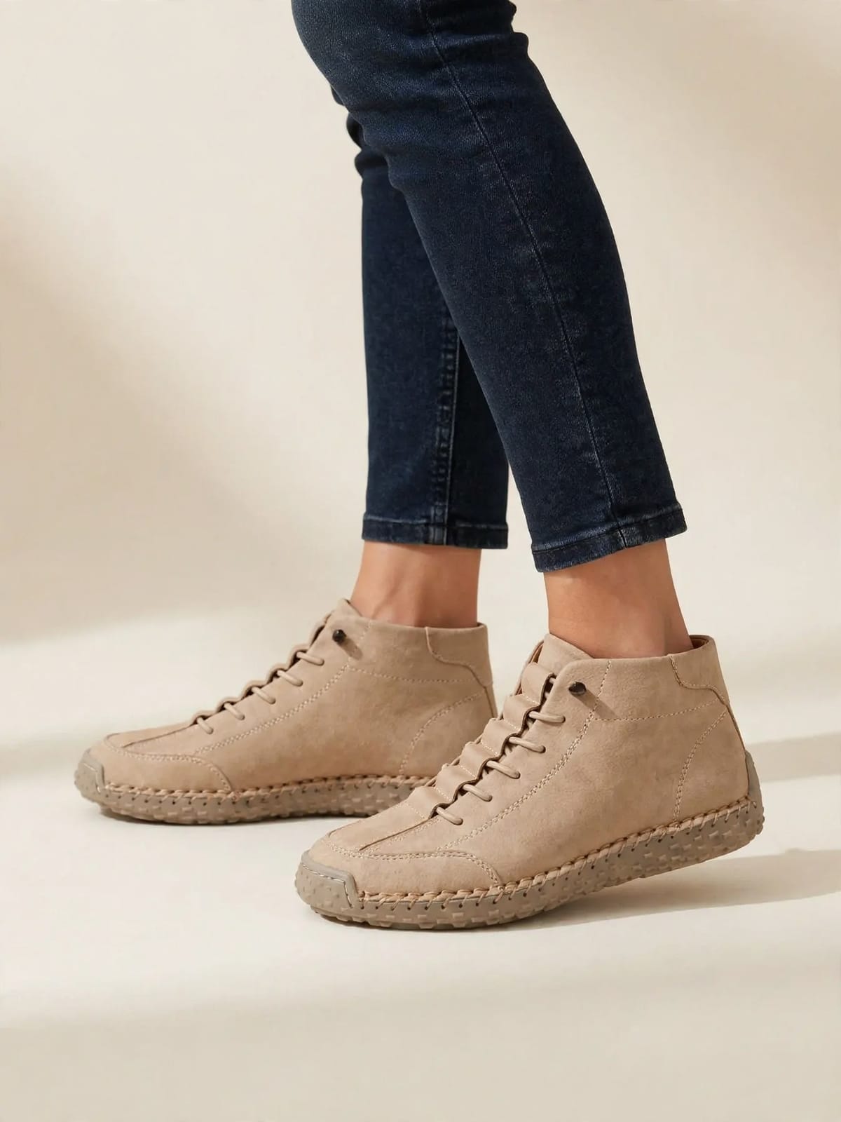 Mona – hoge comfortsneaker – Khaki – gedragen zijkant