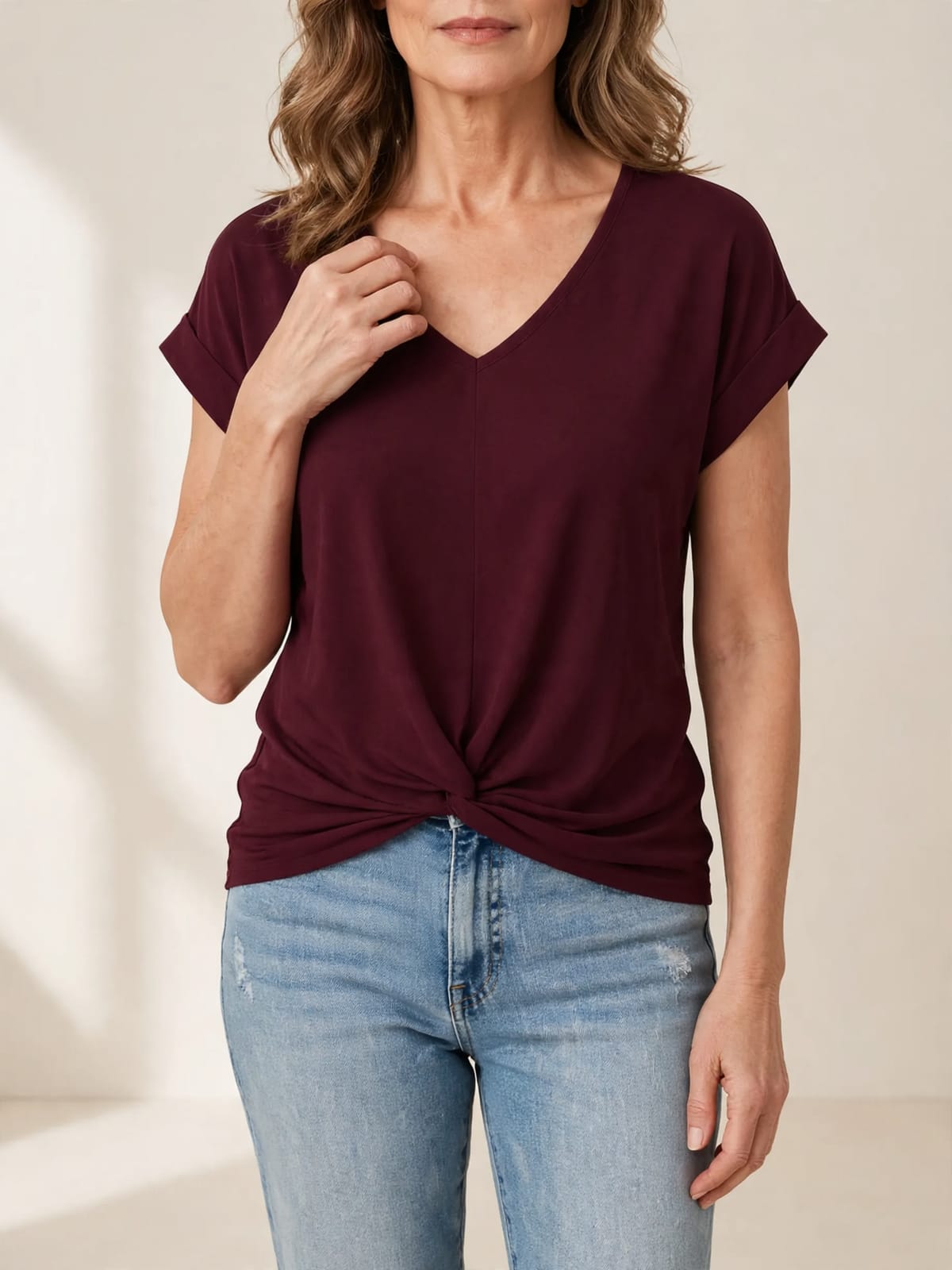 Montana – top met V-hals – Bordeauxrood – hand bij hals