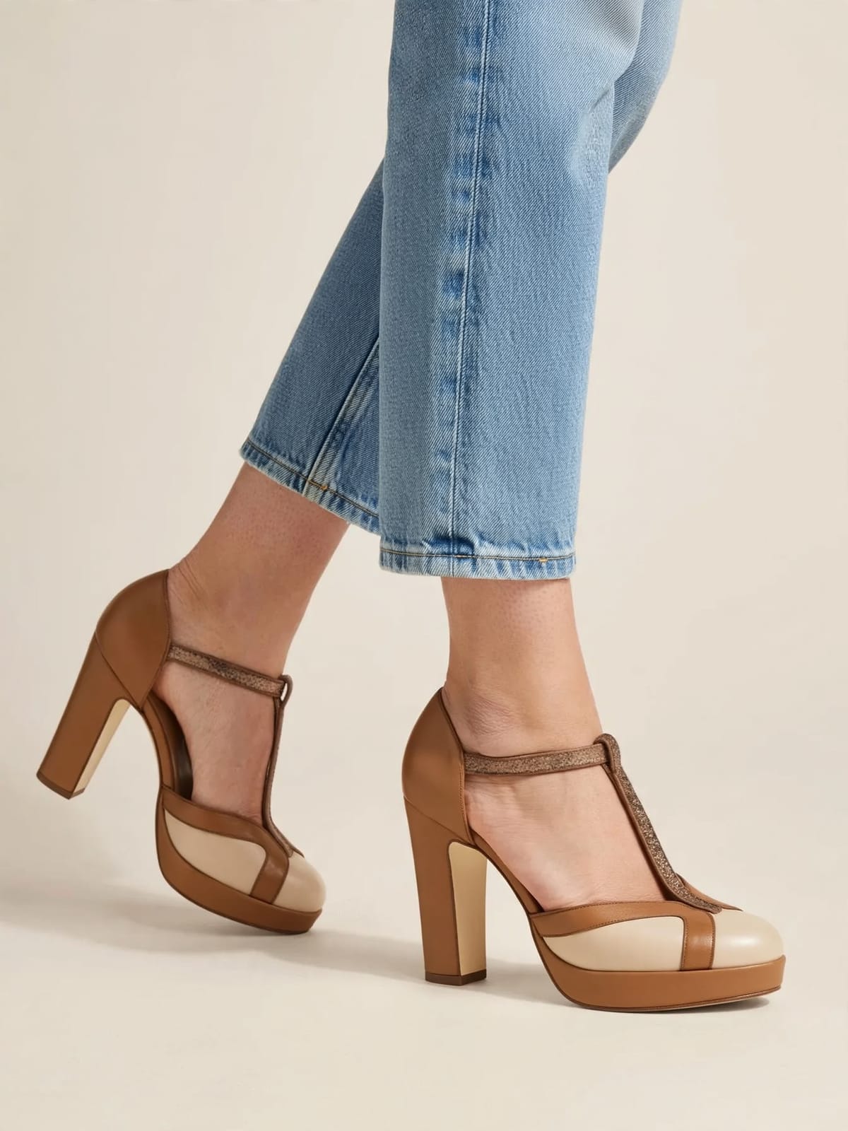 Nadia – elegante T-bandpumps – Gedragen lopend