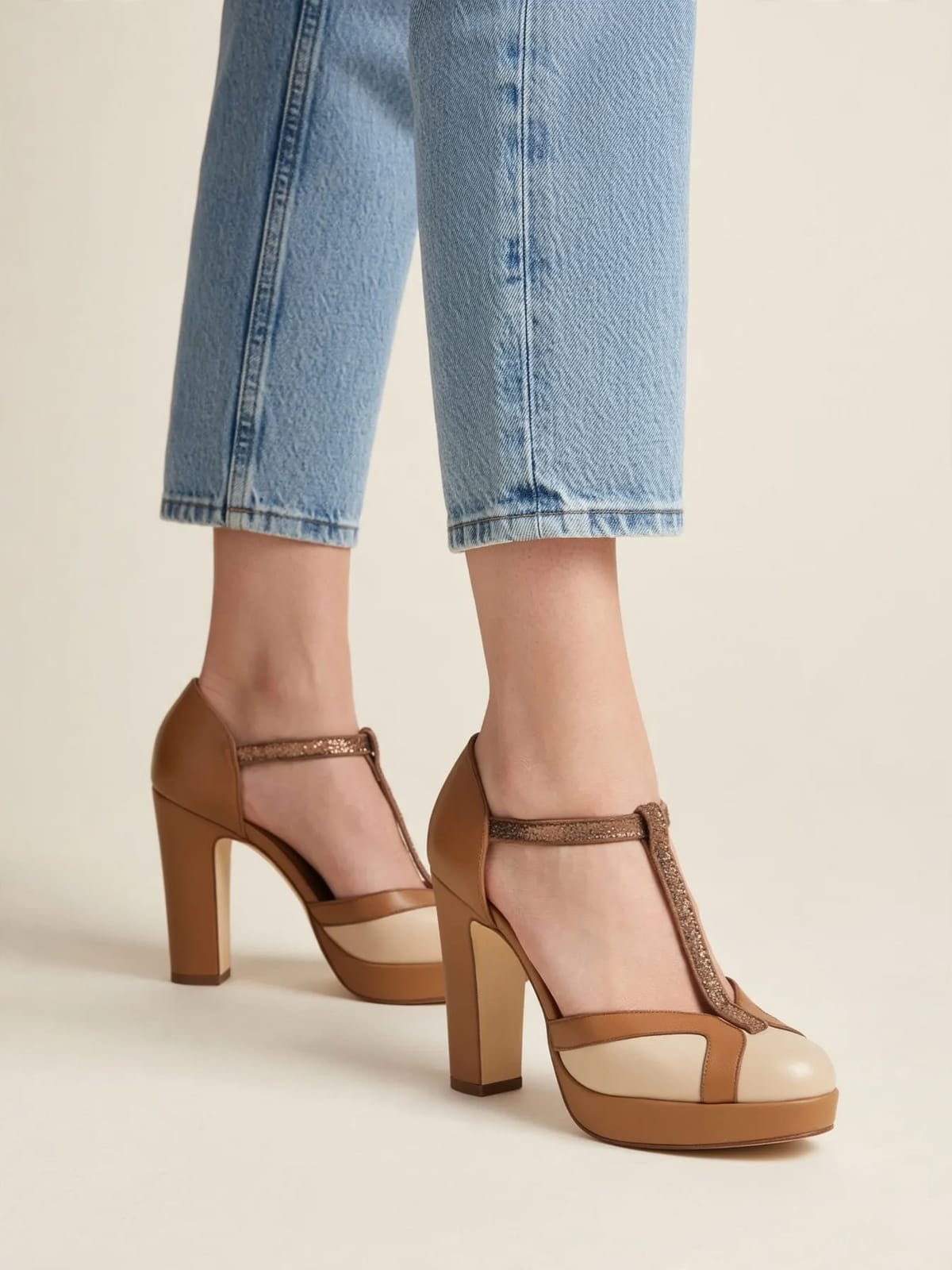 Nadia – elegante T-bandpumps – Gedragen voorkant