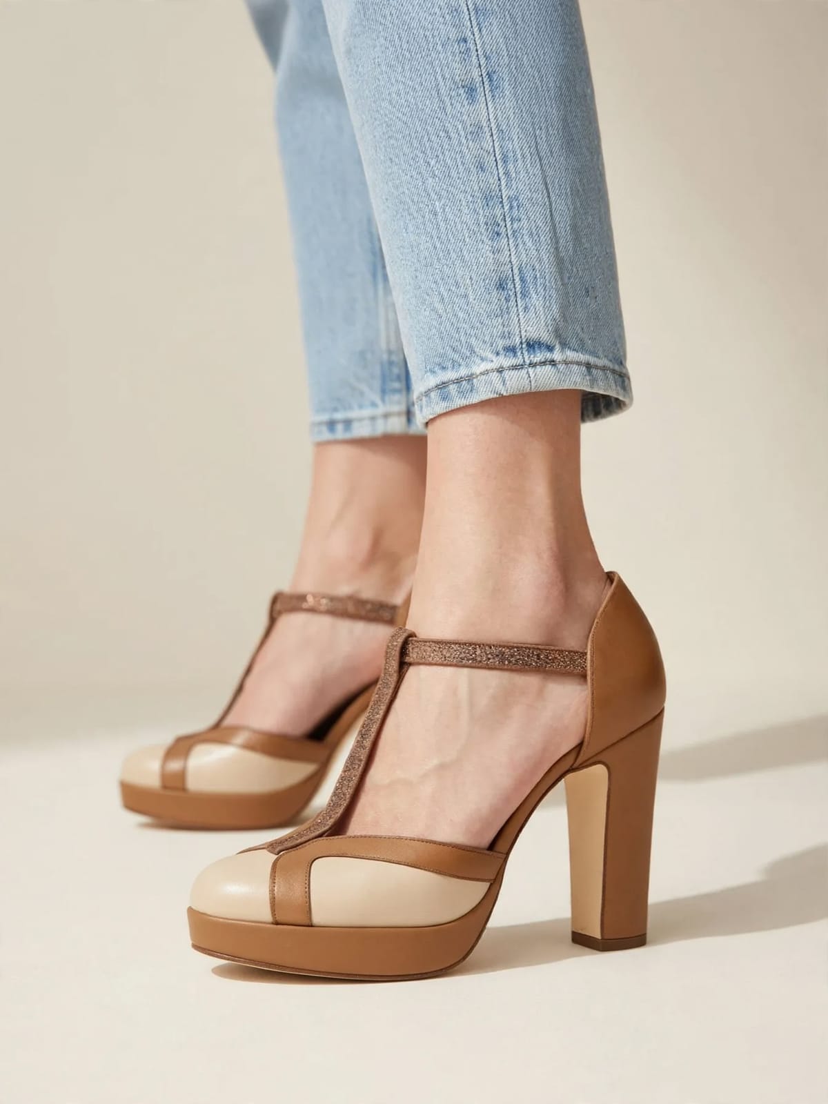 Nadia – elegante T-bandpumps – Gedragen zijkant
