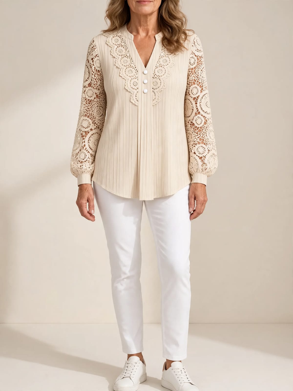 Nadia – geplooide blouse met kant – Beige – hele lengte