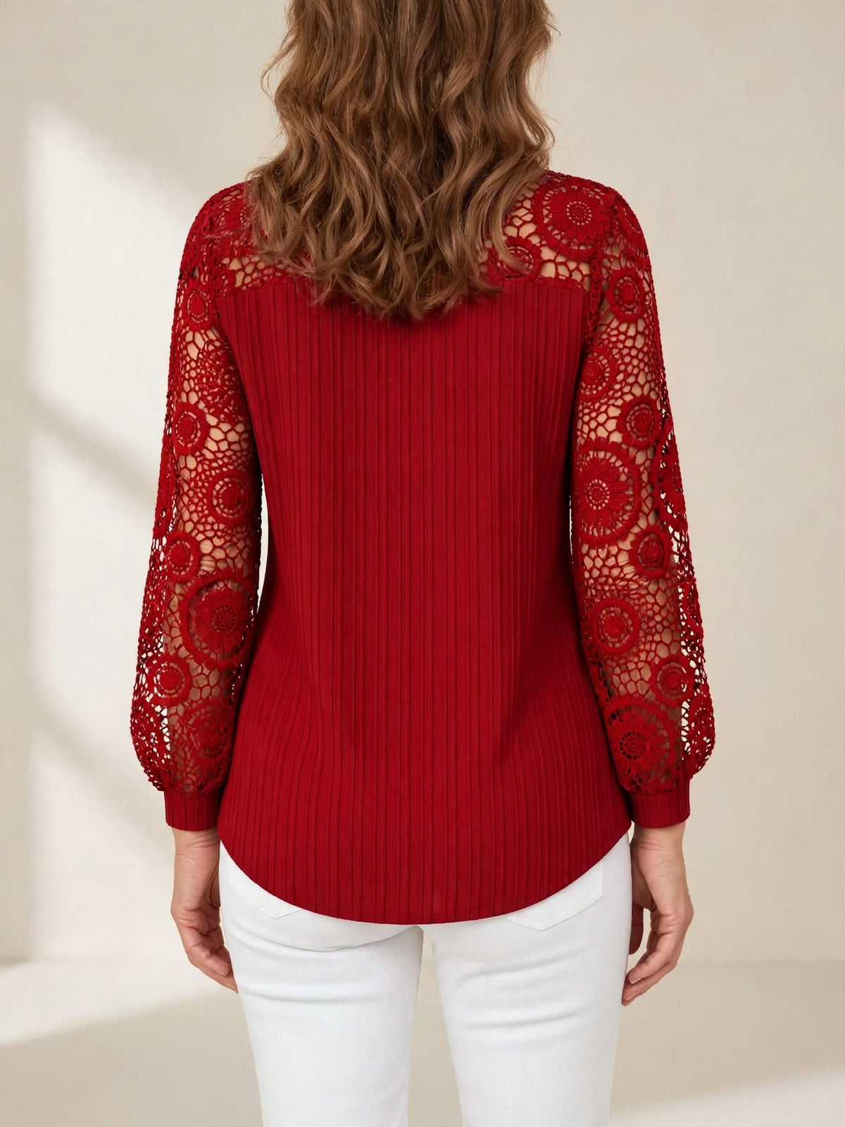 Nadia – geplooide blouse met kant – Bordeaux – achterkant