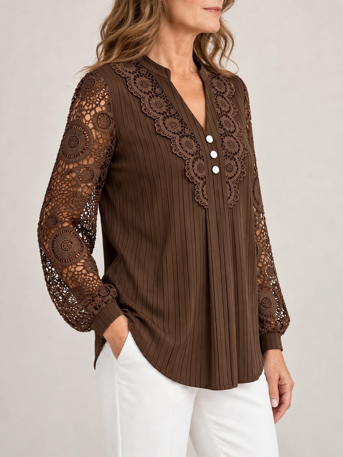 Nadia – geplooide blouse met kant – Bruin – driekwart